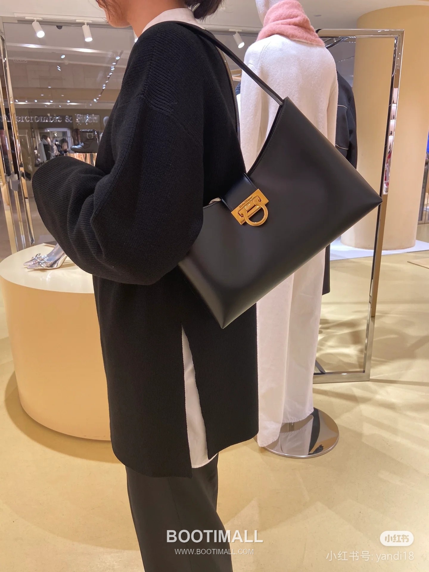 Salvatore Ferragamo Trifolio Matte Calfskin Shoulder Bag with Gancini Lock Detail 살바토레페라가모 트리폴리오 매트 카프스킨 숄더백 21-0926 30cm 23