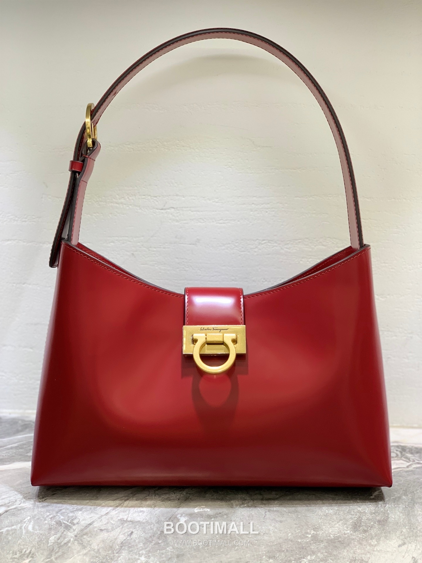 Salvatore Ferragamo Trifolio Matte Calfskin Shoulder Bag with Gancini Lock Detail 살바토레페라가모 트리폴리오 매트 카프스킨 숄더백 21-0926 30cm 1