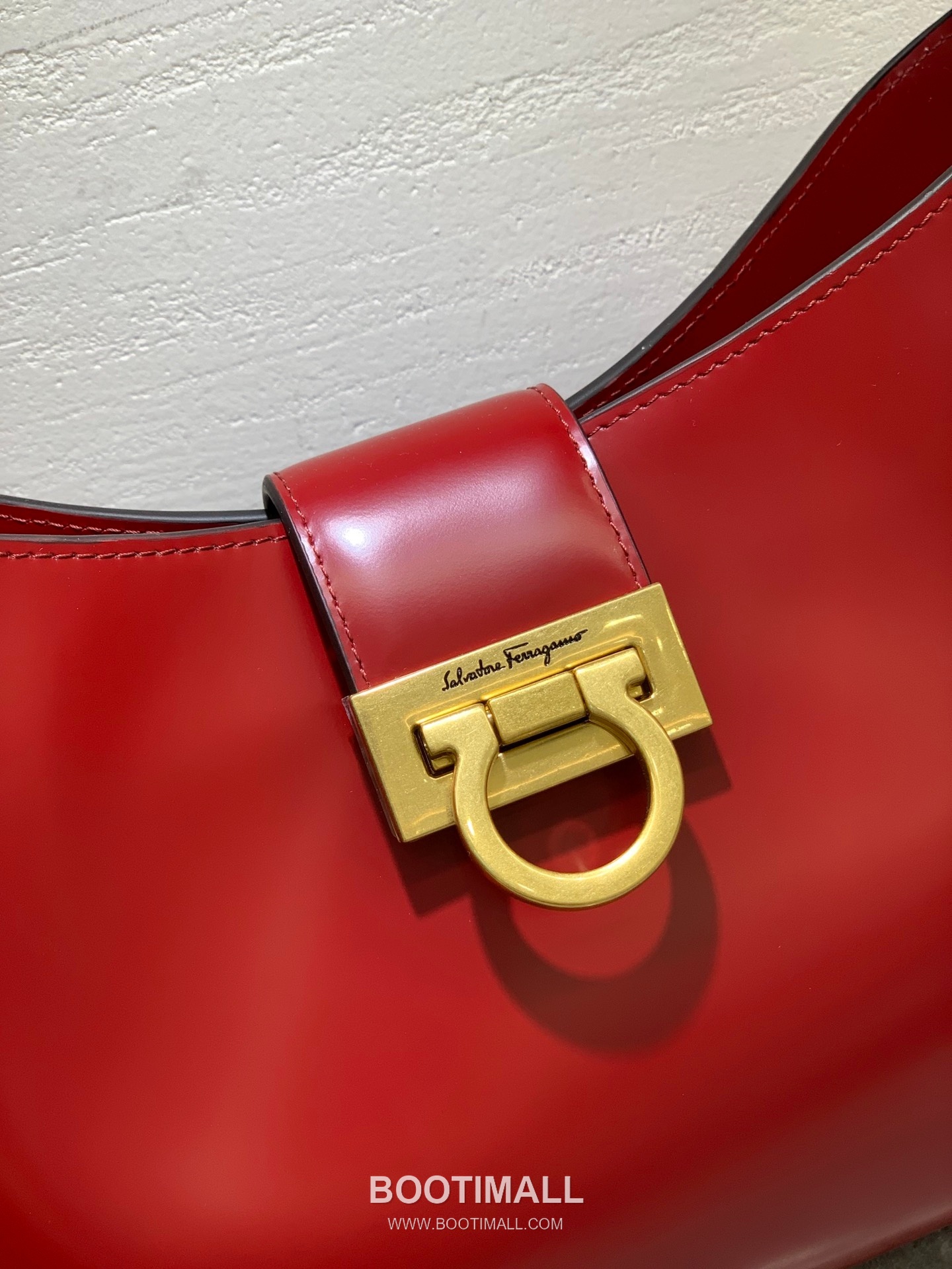 Salvatore Ferragamo Trifolio Matte Calfskin Shoulder Bag with Gancini Lock Detail 살바토레페라가모 트리폴리오 매트 카프스킨 숄더백 21-0926 30cm 2