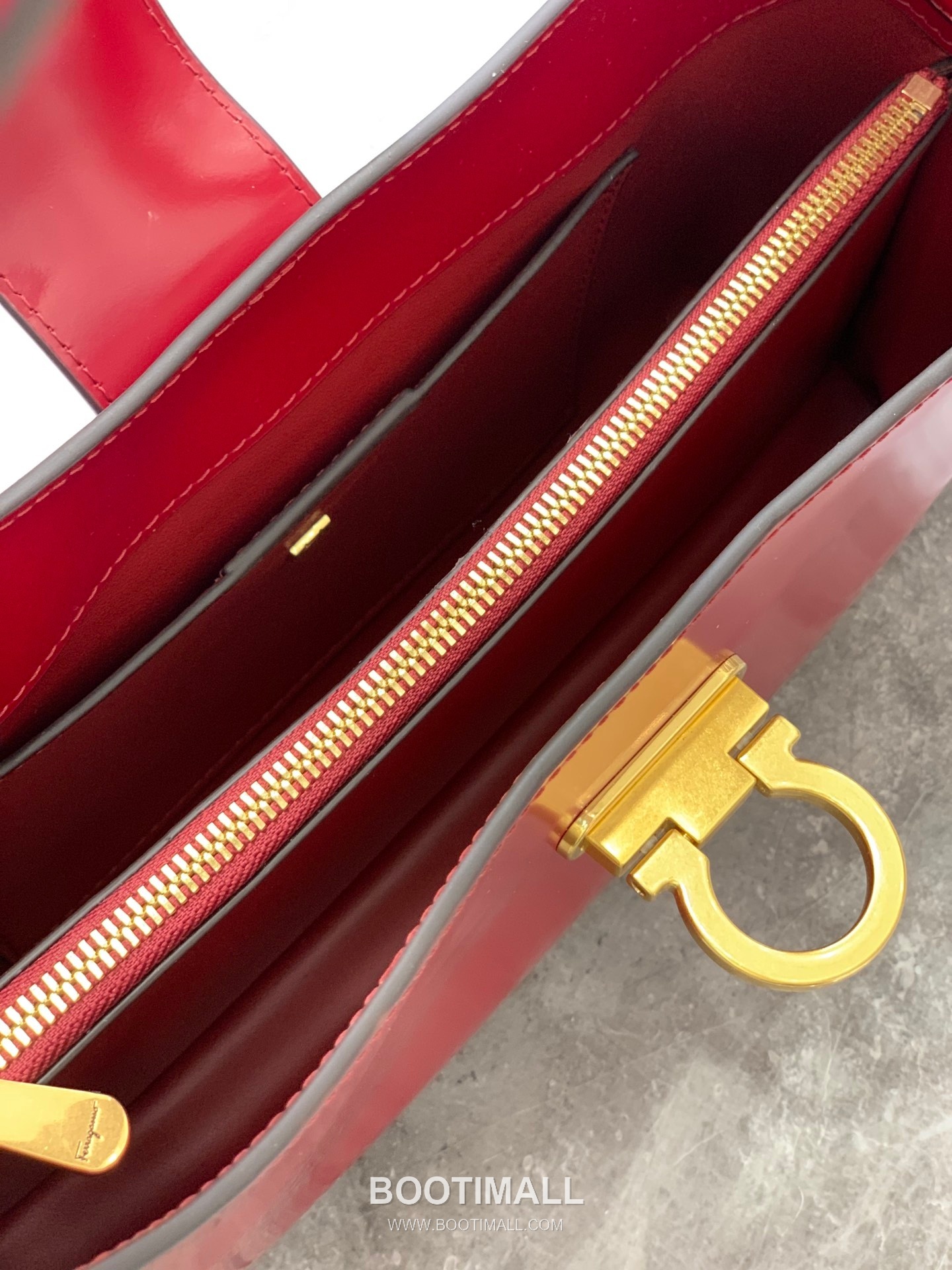 Salvatore Ferragamo Trifolio Matte Calfskin Shoulder Bag with Gancini Lock Detail 살바토레페라가모 트리폴리오 매트 카프스킨 숄더백 21-0926 30cm 4