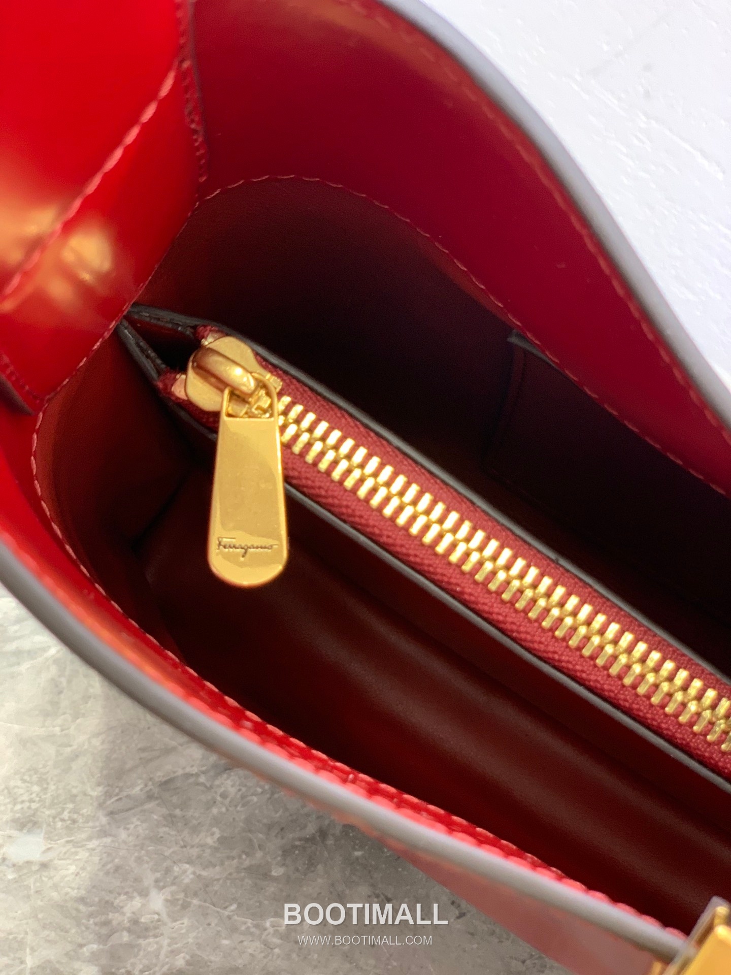 Salvatore Ferragamo Trifolio Matte Calfskin Shoulder Bag with Gancini Lock Detail 살바토레페라가모 트리폴리오 매트 카프스킨 숄더백 21-0926 30cm 5