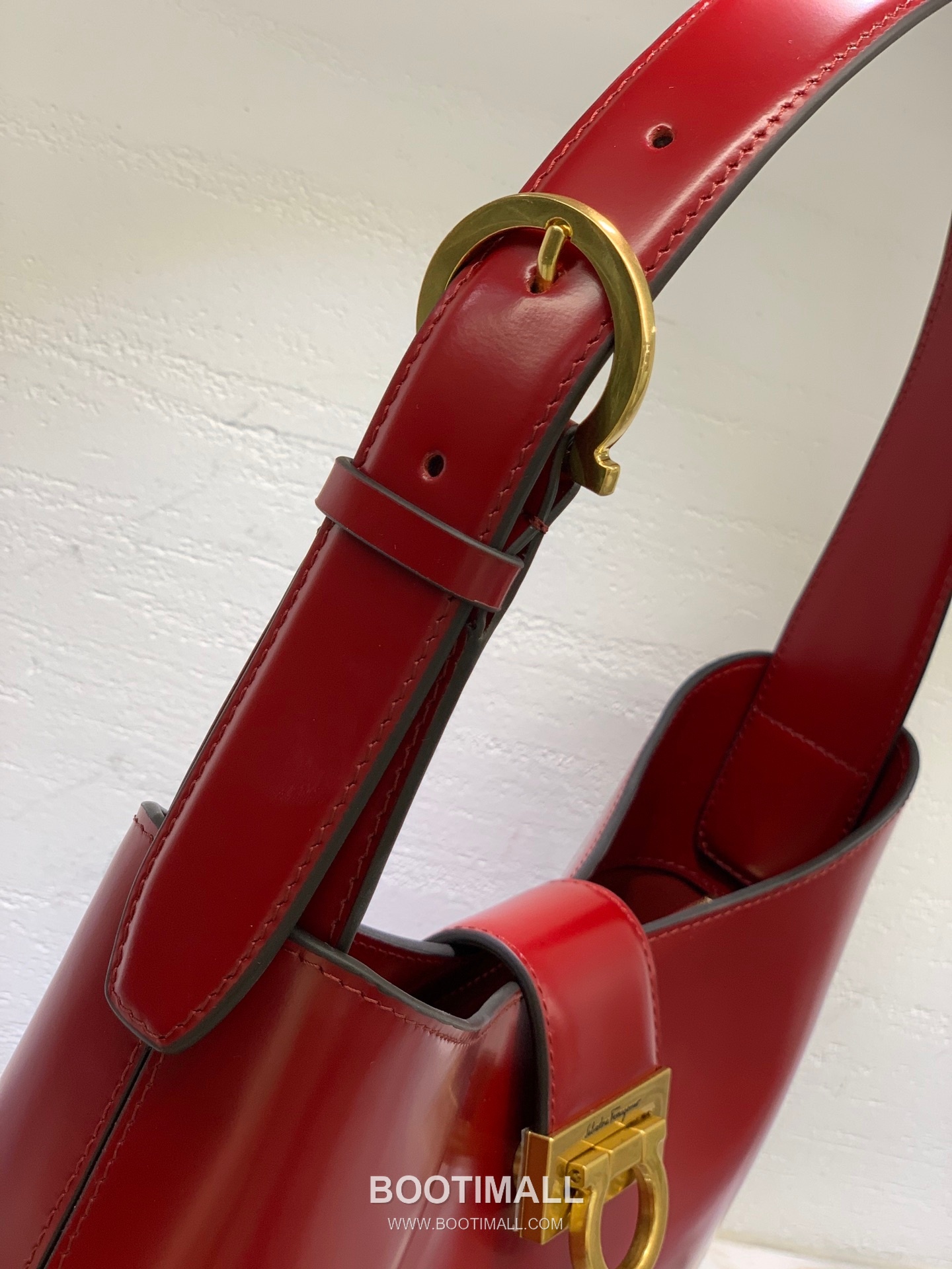 Salvatore Ferragamo Trifolio Matte Calfskin Shoulder Bag with Gancini Lock Detail 살바토레페라가모 트리폴리오 매트 카프스킨 숄더백 21-0926 30cm 6