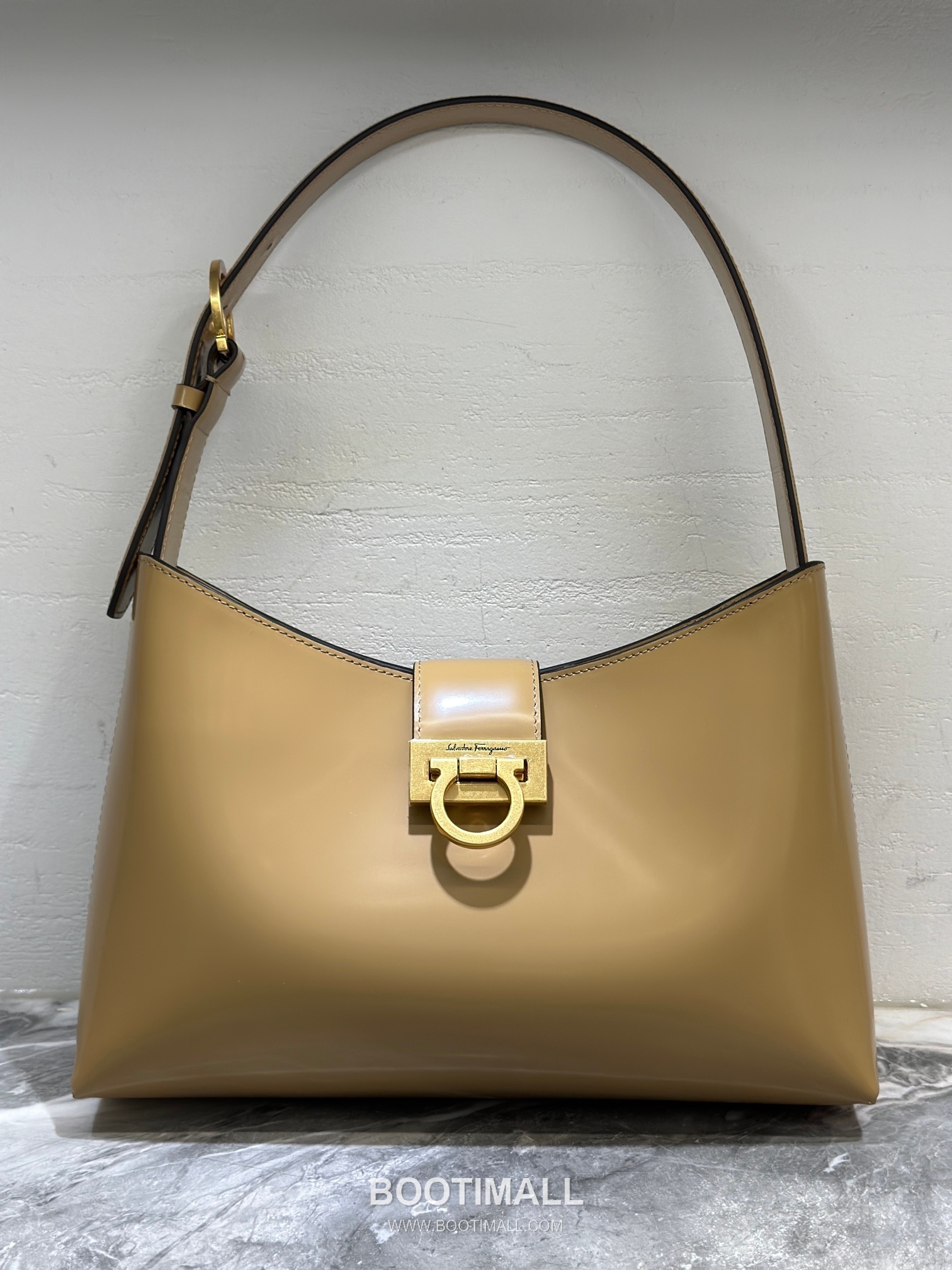 Salvatore Ferragamo Trifolio Matte Calfskin Shoulder Bag with Gancini Lock Detail 살바토레페라가모 트리폴리오 매트 카프스킨 숄더백 21-0926 30cm 1