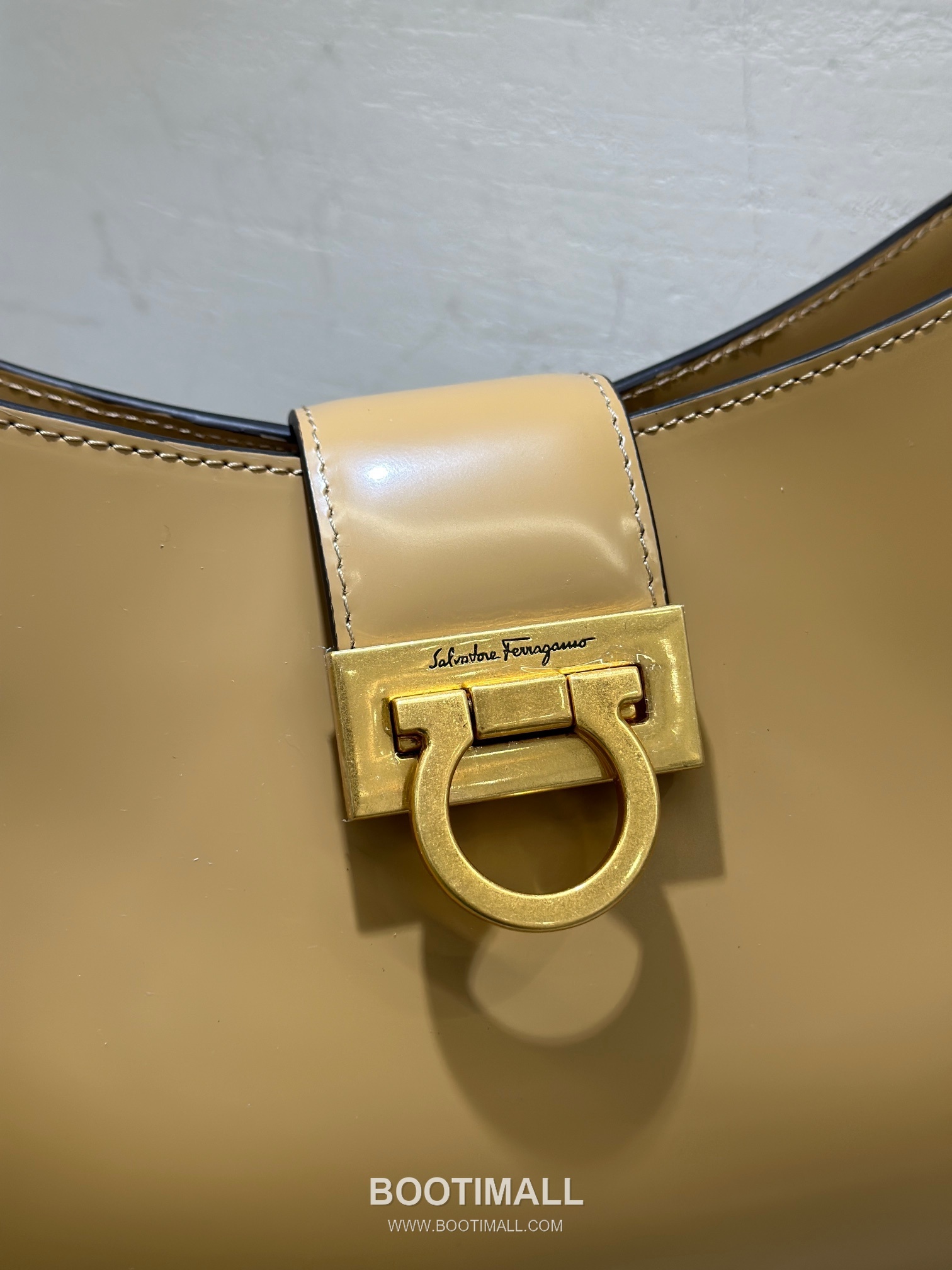 Salvatore Ferragamo Trifolio Matte Calfskin Shoulder Bag with Gancini Lock Detail 살바토레페라가모 트리폴리오 매트 카프스킨 숄더백 21-0926 30cm 2