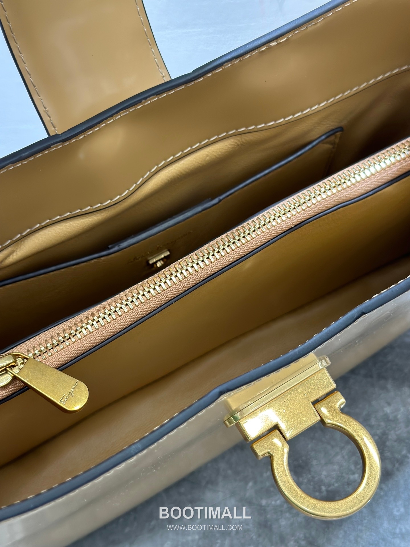 Salvatore Ferragamo Trifolio Matte Calfskin Shoulder Bag with Gancini Lock Detail 살바토레페라가모 트리폴리오 매트 카프스킨 숄더백 21-0926 30cm 3