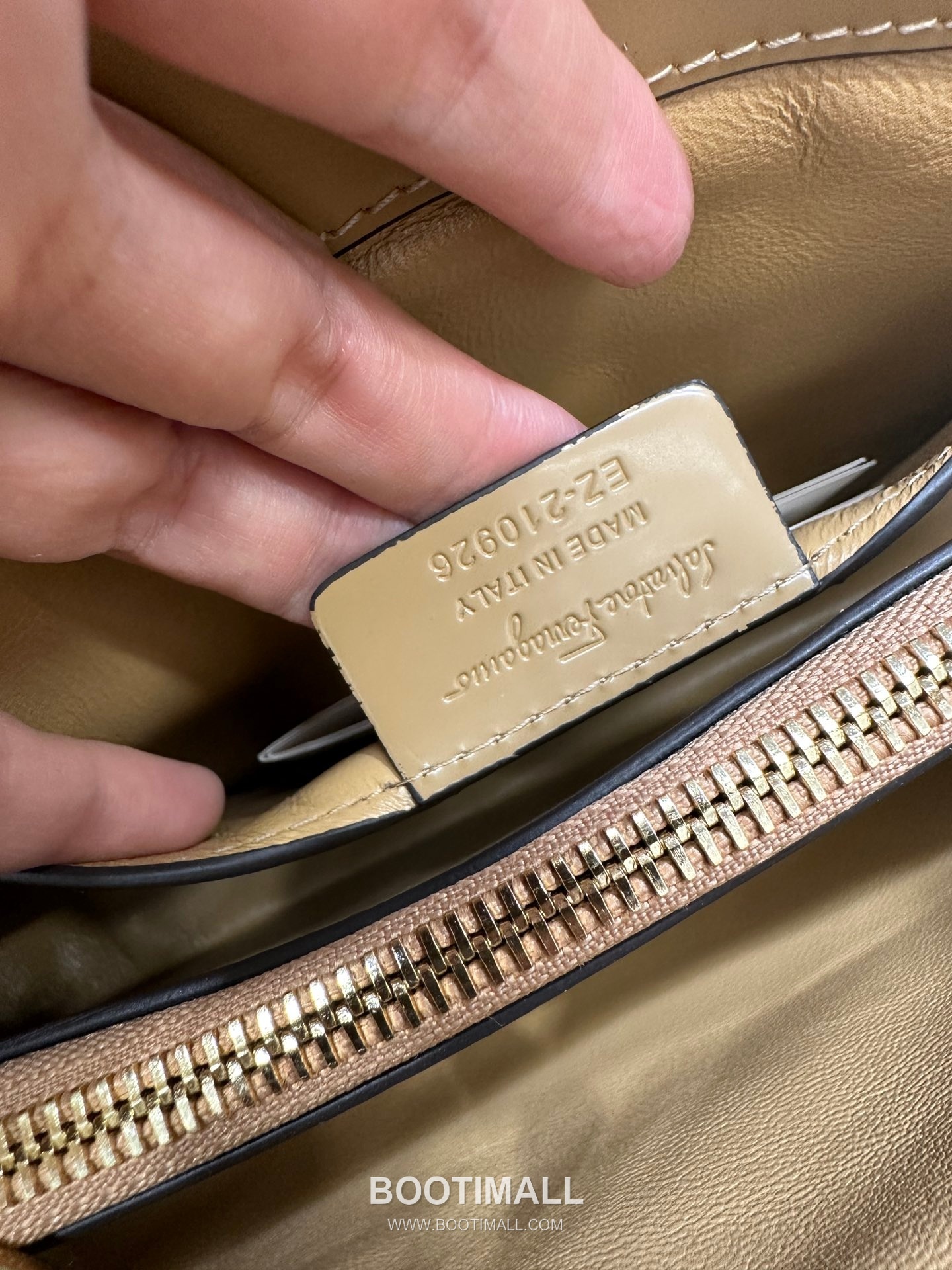 Salvatore Ferragamo Trifolio Matte Calfskin Shoulder Bag with Gancini Lock Detail 살바토레페라가모 트리폴리오 매트 카프스킨 숄더백 21-0926 30cm 4