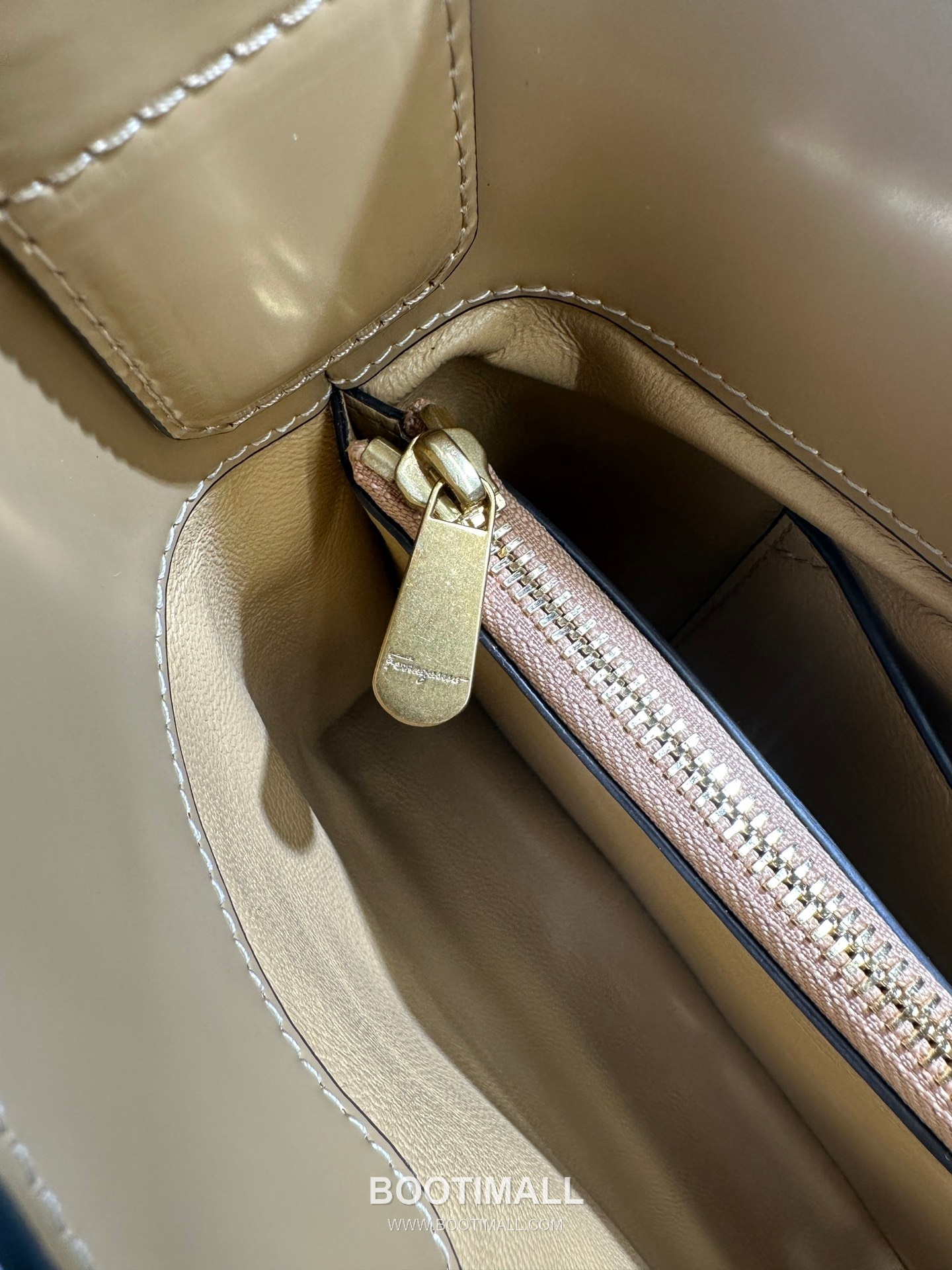 Salvatore Ferragamo Trifolio Matte Calfskin Shoulder Bag with Gancini Lock Detail 살바토레페라가모 트리폴리오 매트 카프스킨 숄더백 21-0926 30cm 5
