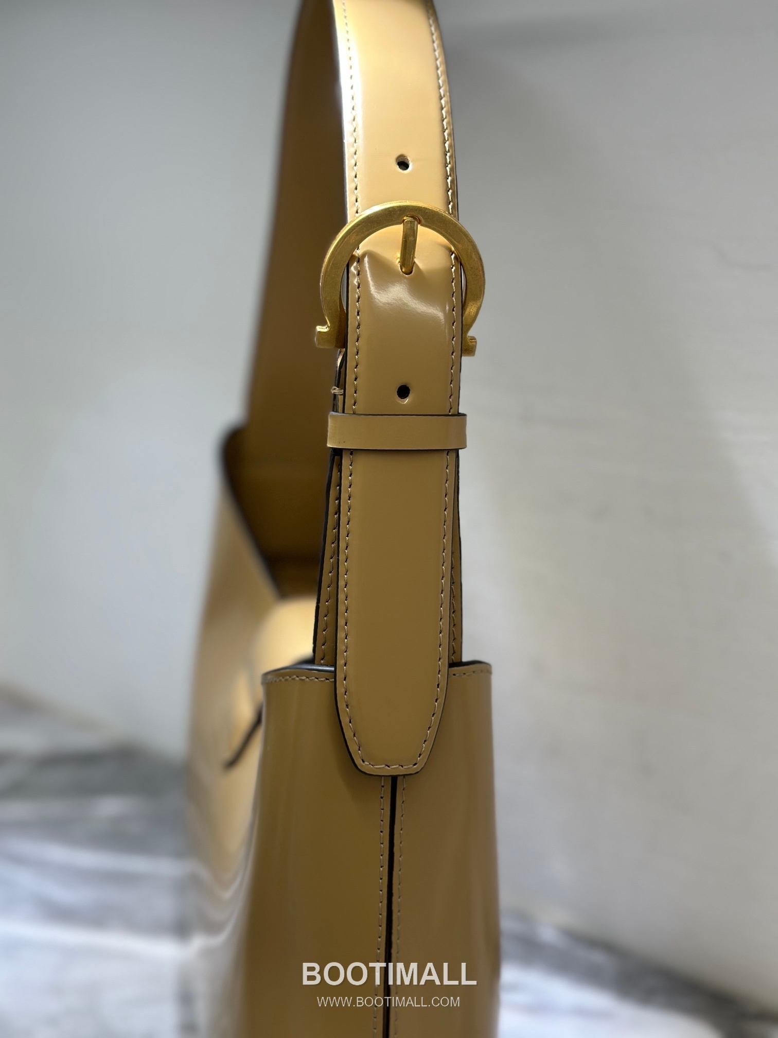 Salvatore Ferragamo Trifolio Matte Calfskin Shoulder Bag with Gancini Lock Detail 살바토레페라가모 트리폴리오 매트 카프스킨 숄더백 21-0926 30cm 7