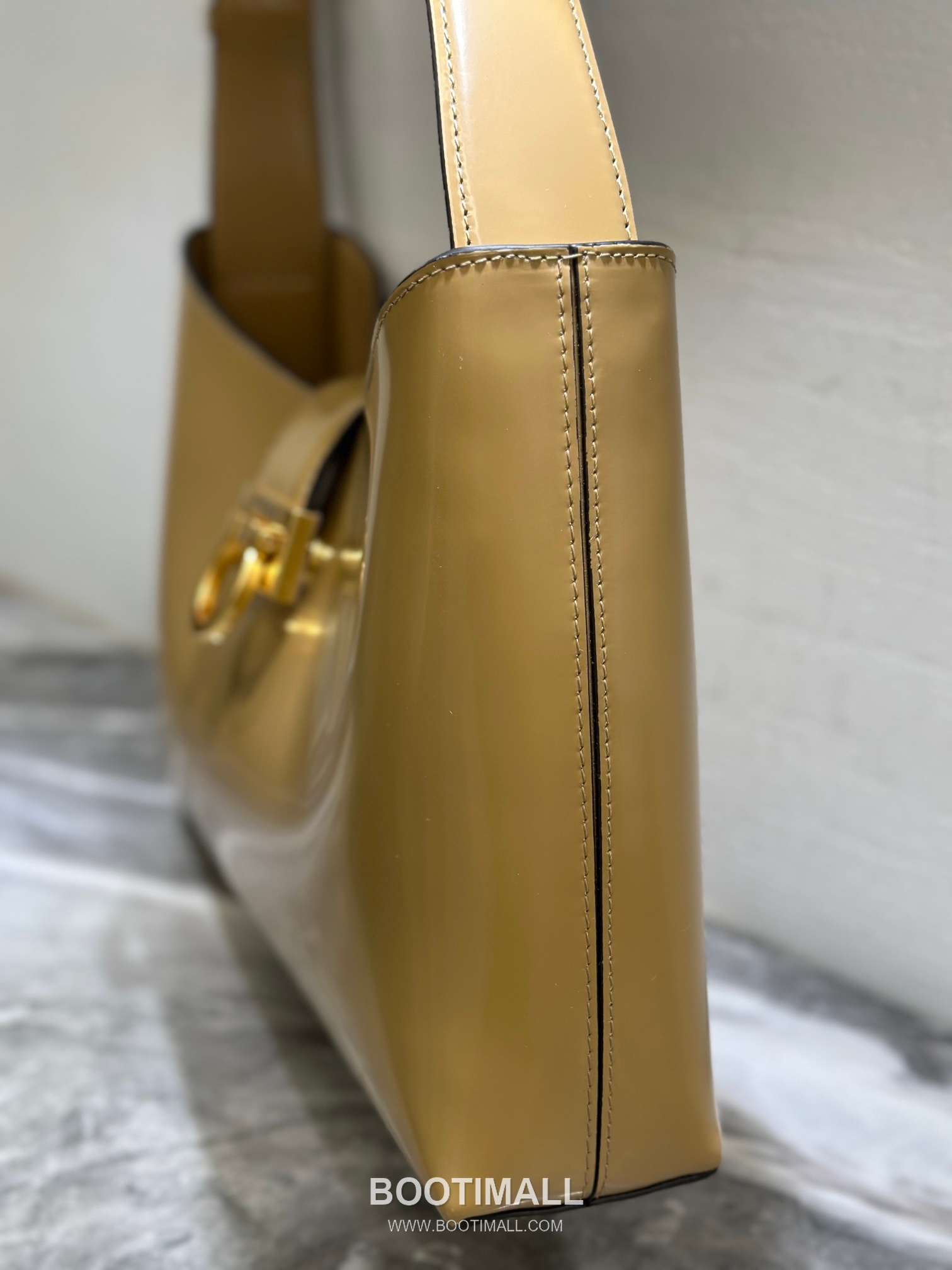 Salvatore Ferragamo Trifolio Matte Calfskin Shoulder Bag with Gancini Lock Detail 살바토레페라가모 트리폴리오 매트 카프스킨 숄더백 21-0926 30cm 8