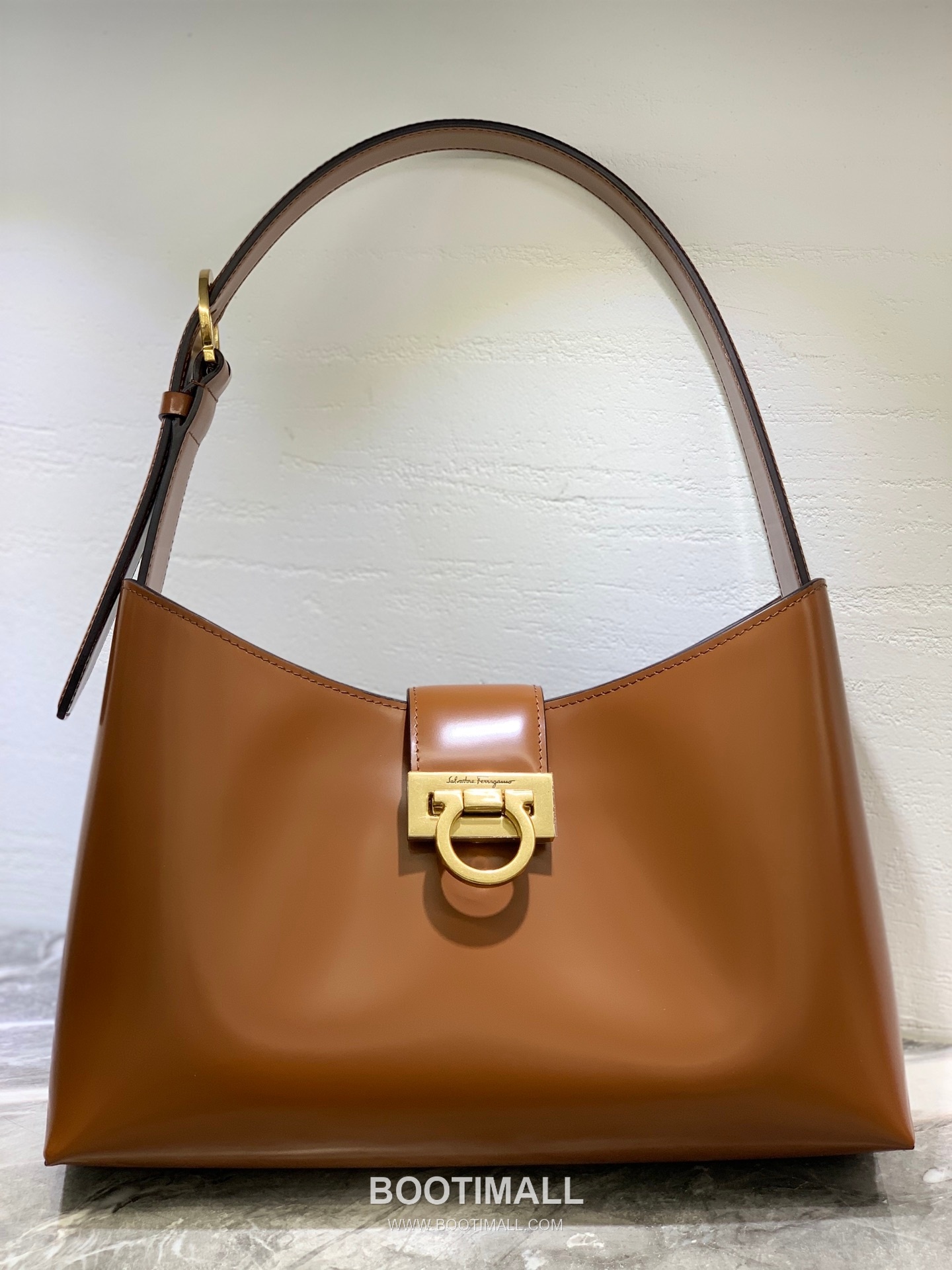 Salvatore Ferragamo Trifolio Matte Calfskin Shoulder Bag with Gancini Lock Detail 살바토레페라가모 트리폴리오 매트 카프스킨 숄더백 21-0926 30cm 6