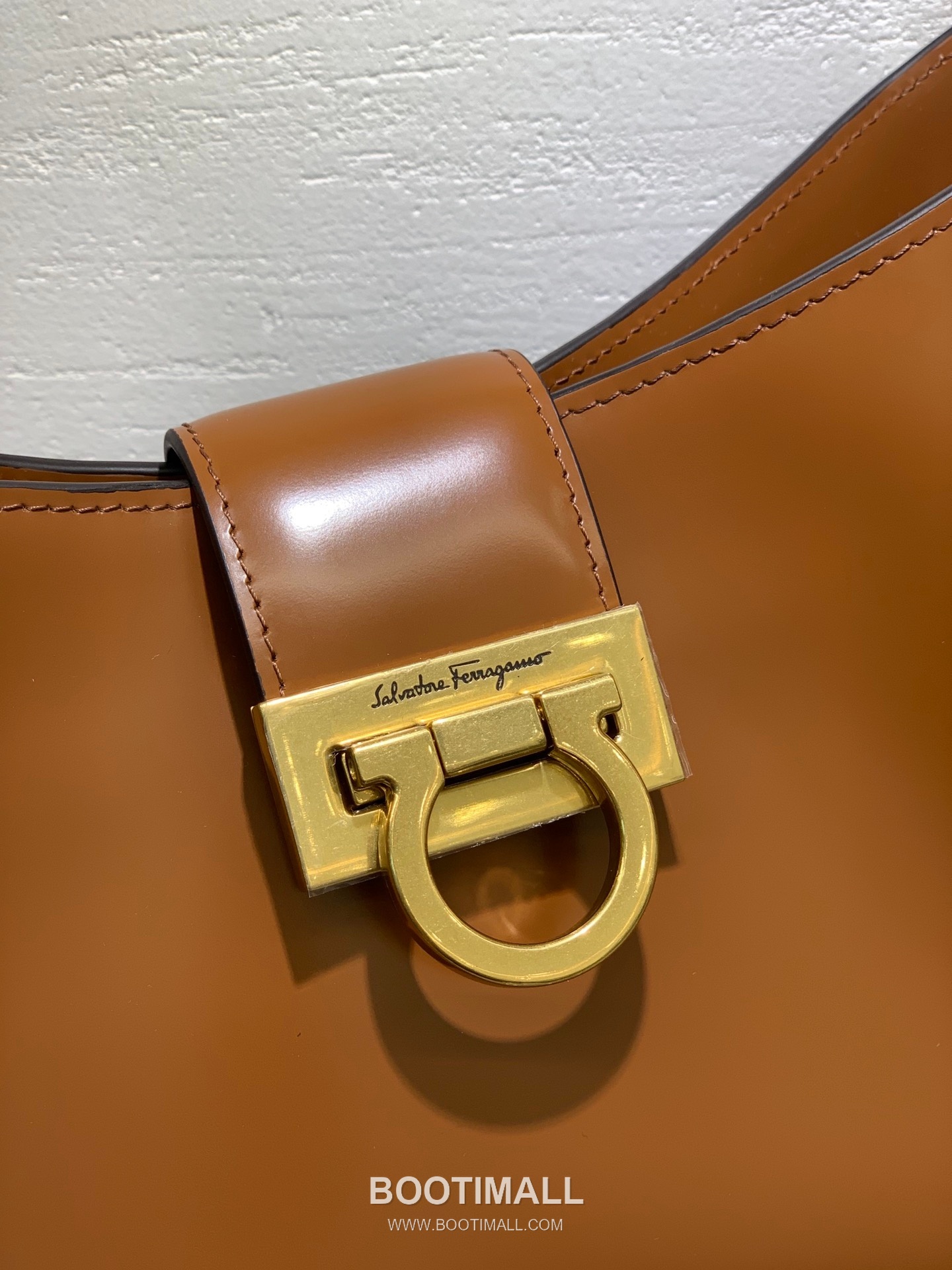 Salvatore Ferragamo Trifolio Matte Calfskin Shoulder Bag with Gancini Lock Detail 살바토레페라가모 트리폴리오 매트 카프스킨 숄더백 21-0926 30cm 7
