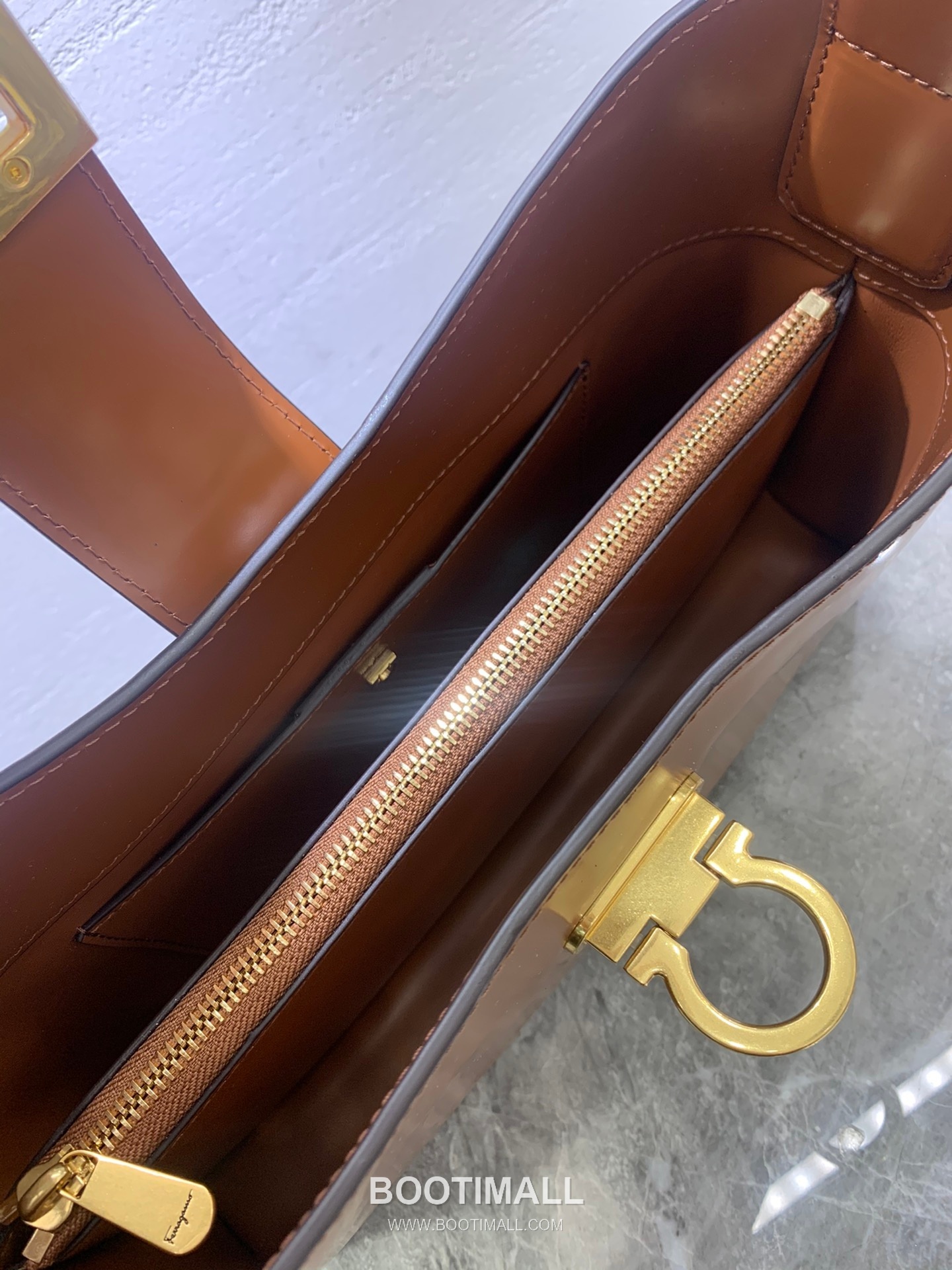 Salvatore Ferragamo Trifolio Matte Calfskin Shoulder Bag with Gancini Lock Detail 살바토레페라가모 트리폴리오 매트 카프스킨 숄더백 21-0926 30cm 8