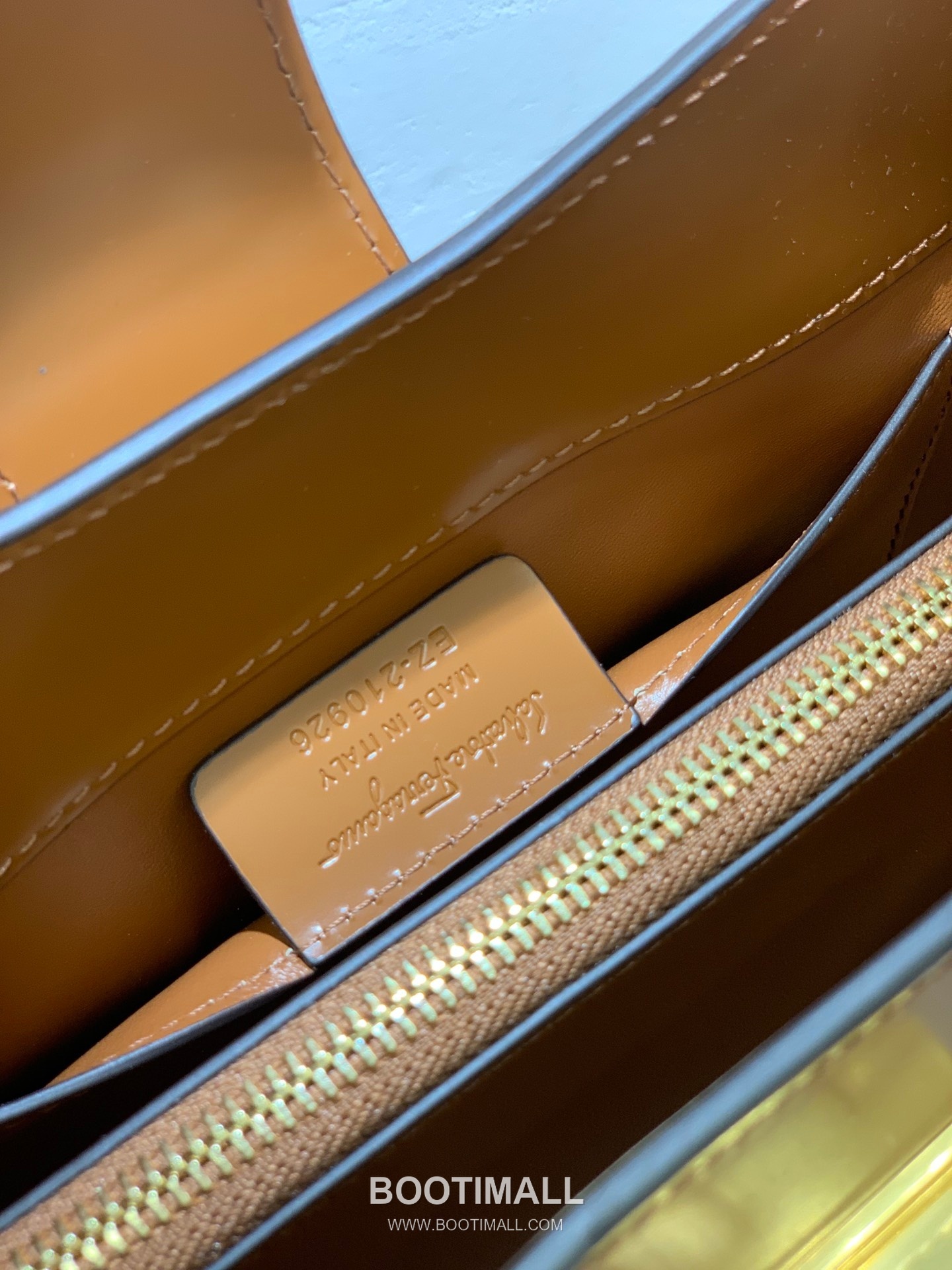 Salvatore Ferragamo Trifolio Matte Calfskin Shoulder Bag with Gancini Lock Detail 살바토레페라가모 트리폴리오 매트 카프스킨 숄더백 21-0926 30cm 9