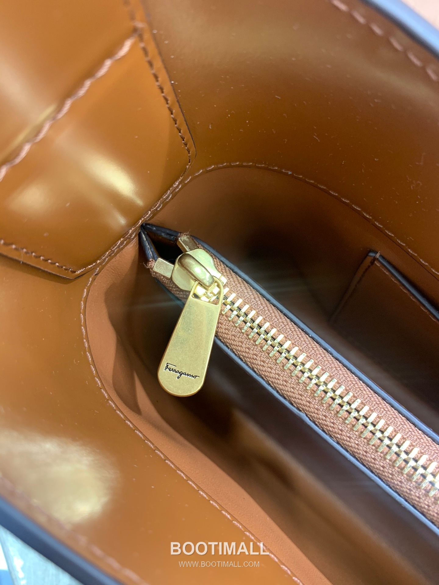 Salvatore Ferragamo Trifolio Matte Calfskin Shoulder Bag with Gancini Lock Detail 살바토레페라가모 트리폴리오 매트 카프스킨 숄더백 21-0926 30cm 10