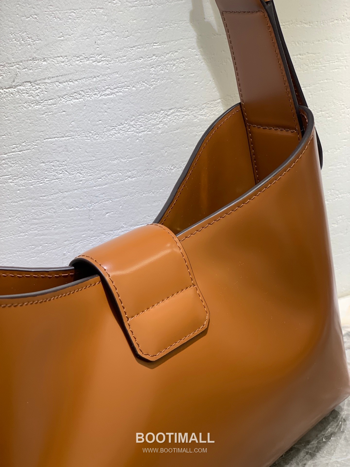 Salvatore Ferragamo Trifolio Matte Calfskin Shoulder Bag with Gancini Lock Detail 살바토레페라가모 트리폴리오 매트 카프스킨 숄더백 21-0926 30cm 11