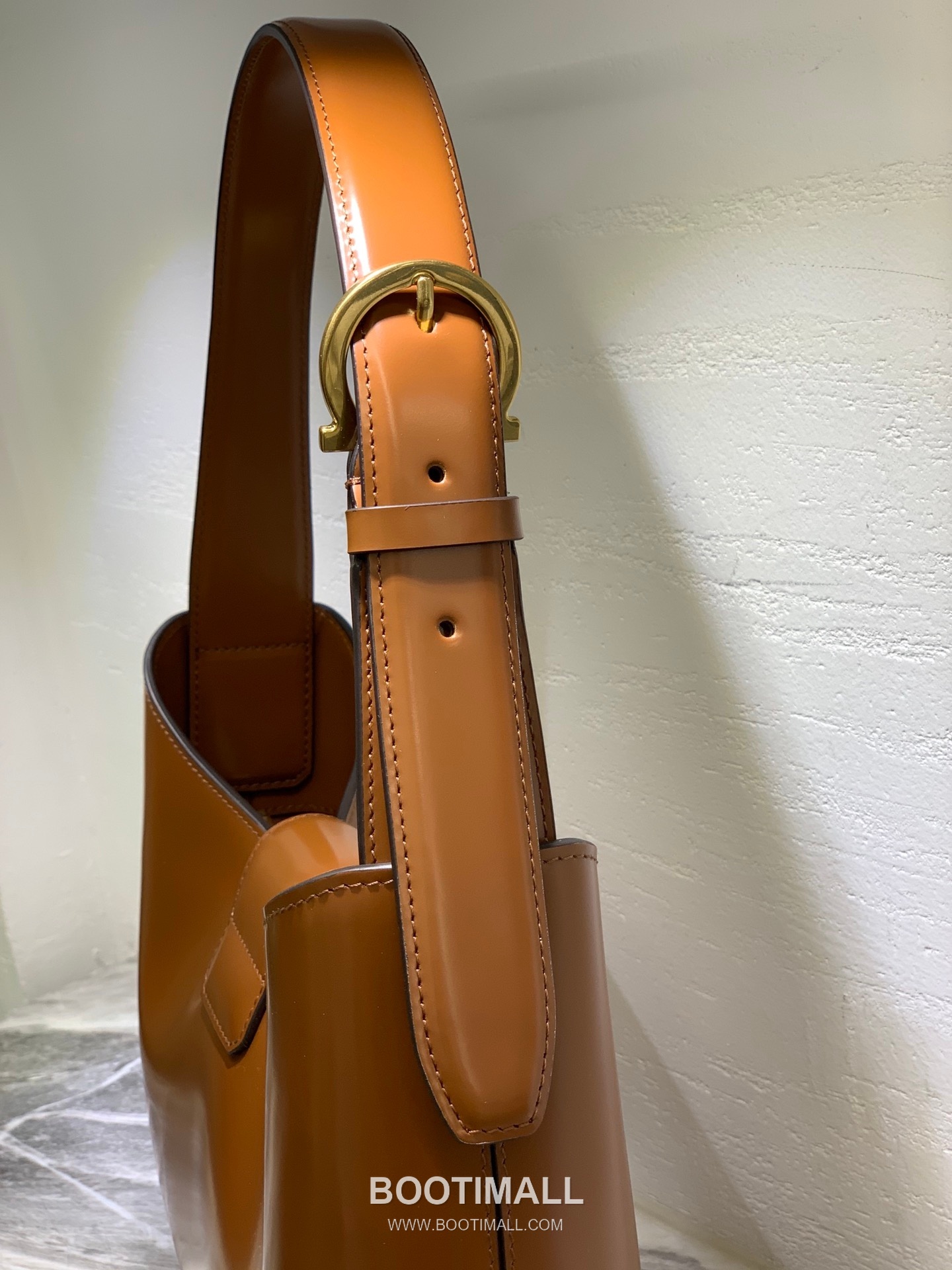 Salvatore Ferragamo Trifolio Matte Calfskin Shoulder Bag with Gancini Lock Detail 살바토레페라가모 트리폴리오 매트 카프스킨 숄더백 21-0926 30cm 12