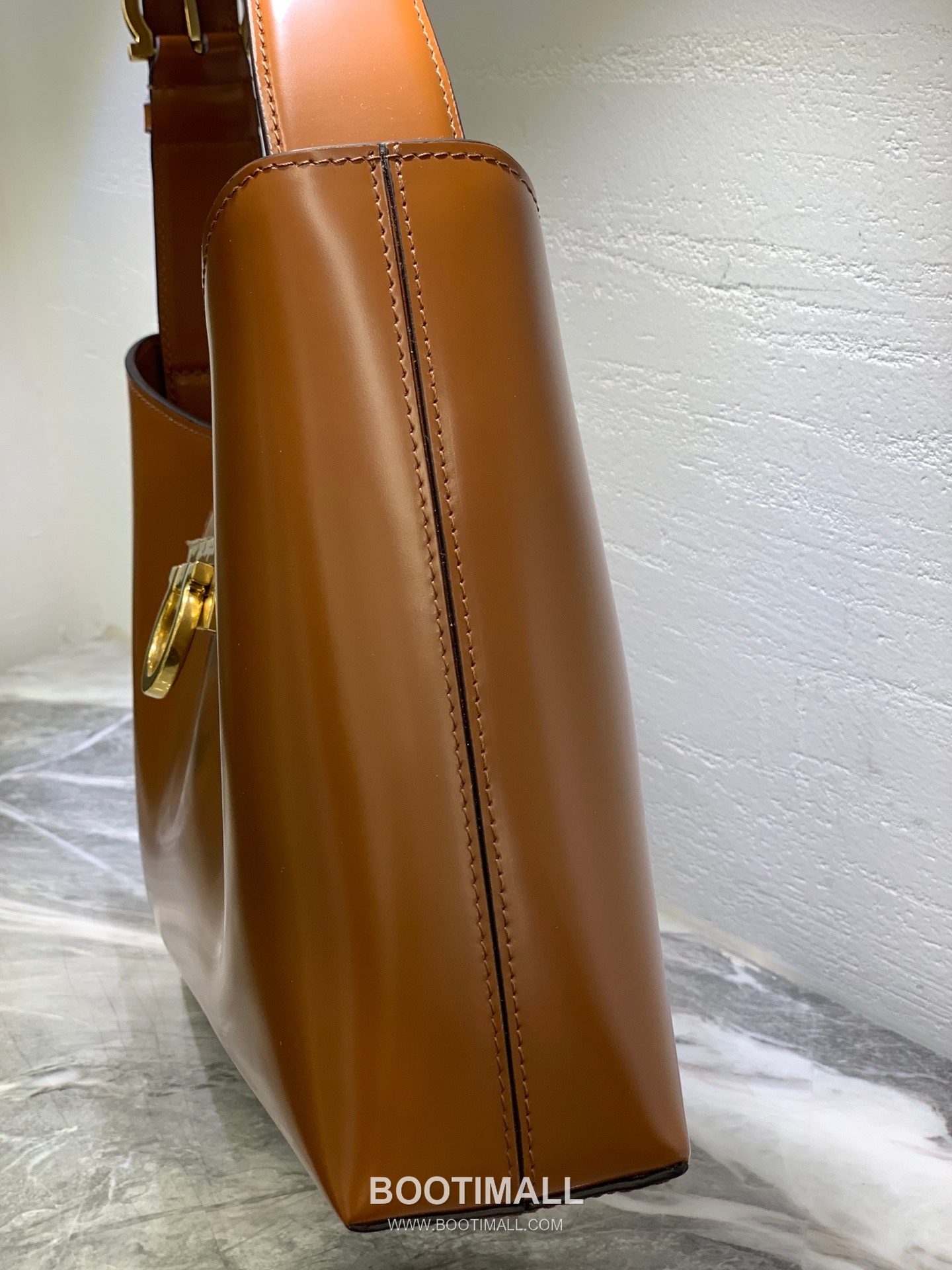 Salvatore Ferragamo Trifolio Matte Calfskin Shoulder Bag with Gancini Lock Detail 살바토레페라가모 트리폴리오 매트 카프스킨 숄더백 21-0926 30cm 13