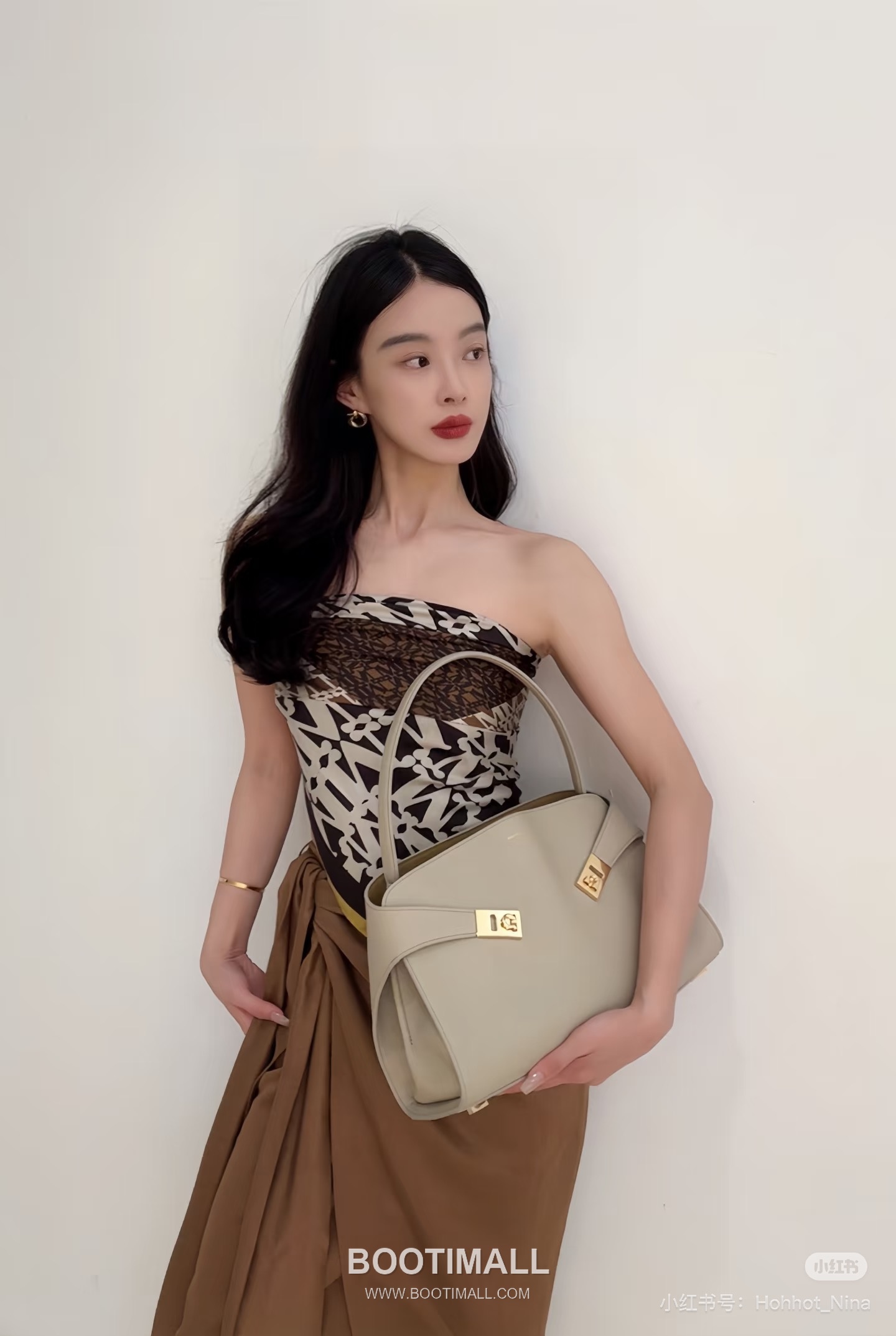 Salvatore Ferragamo Hug Sott Calfskin Top Handle Shoulder Bag with Gancini Lock 살바토레페라가모 허그 소트 카프스킨 탑핸들 숄더백 21-9816 34cm 1