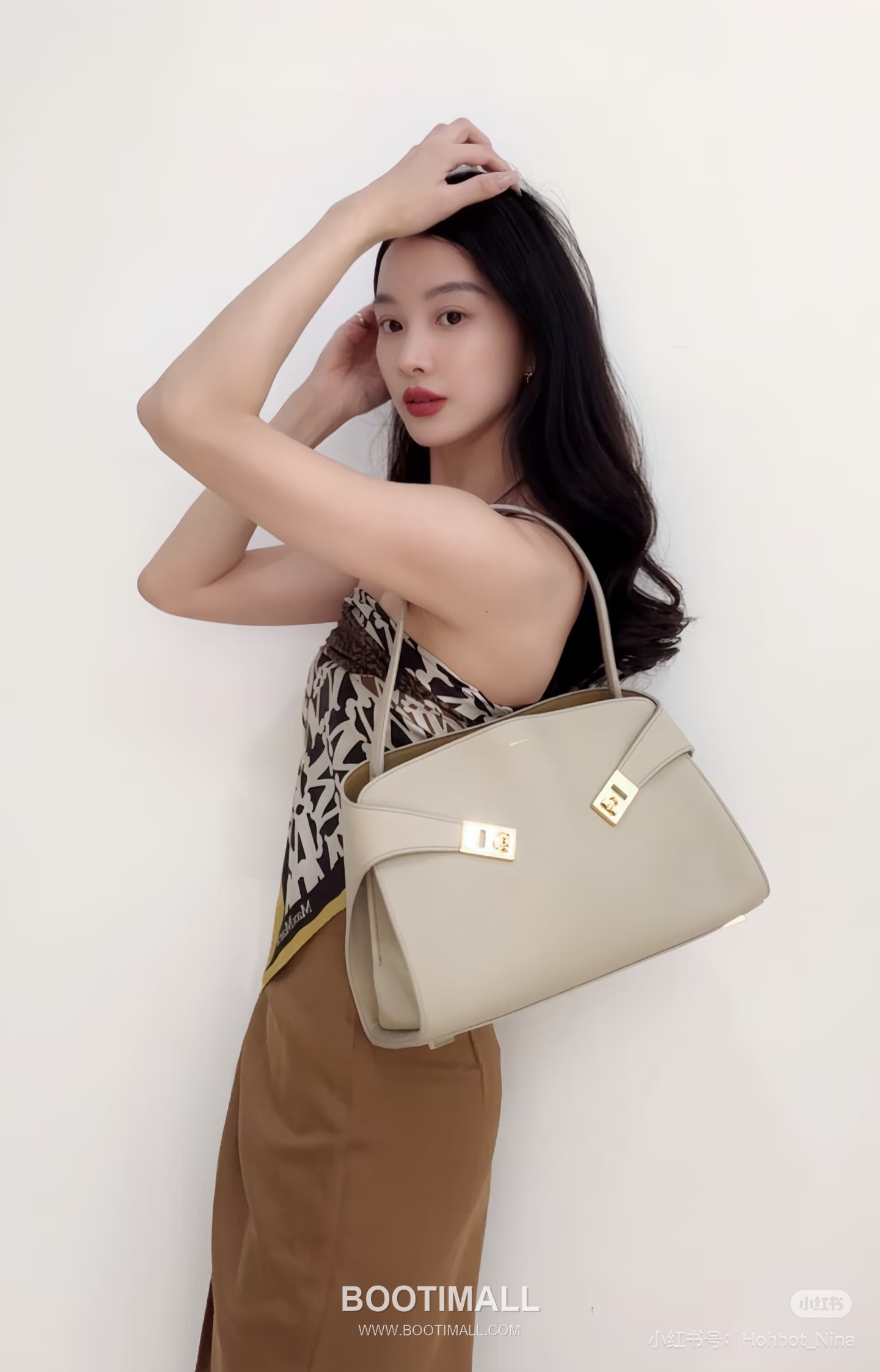 Salvatore Ferragamo Hug Sott Calfskin Top Handle Shoulder Bag with Gancini Lock 살바토레페라가모 허그 소트 카프스킨 탑핸들 숄더백 21-9816 34cm 3