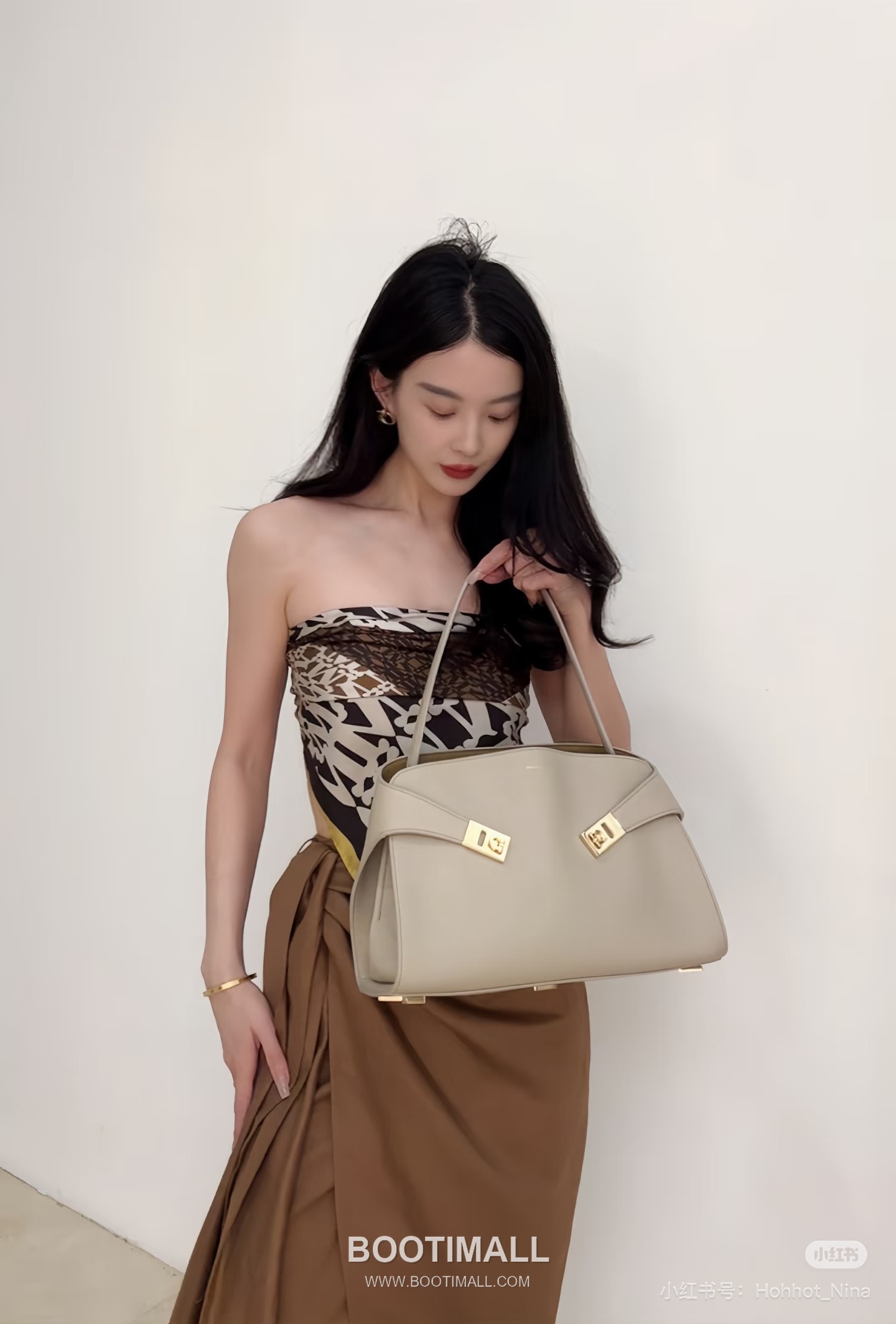 Salvatore Ferragamo Hug Sott Calfskin Top Handle Shoulder Bag with Gancini Lock 살바토레페라가모 허그 소트 카프스킨 탑핸들 숄더백 21-9816 34cm 4