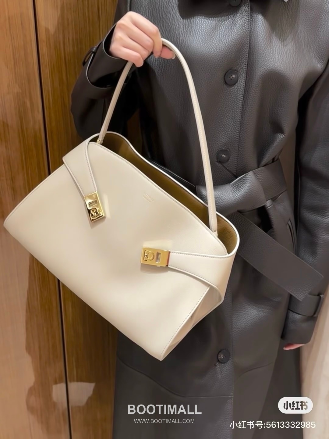 Salvatore Ferragamo Hug Sott Calfskin Top Handle Shoulder Bag with Gancini Lock 살바토레페라가모 허그 소트 카프스킨 탑핸들 숄더백 21-9816 34cm 6