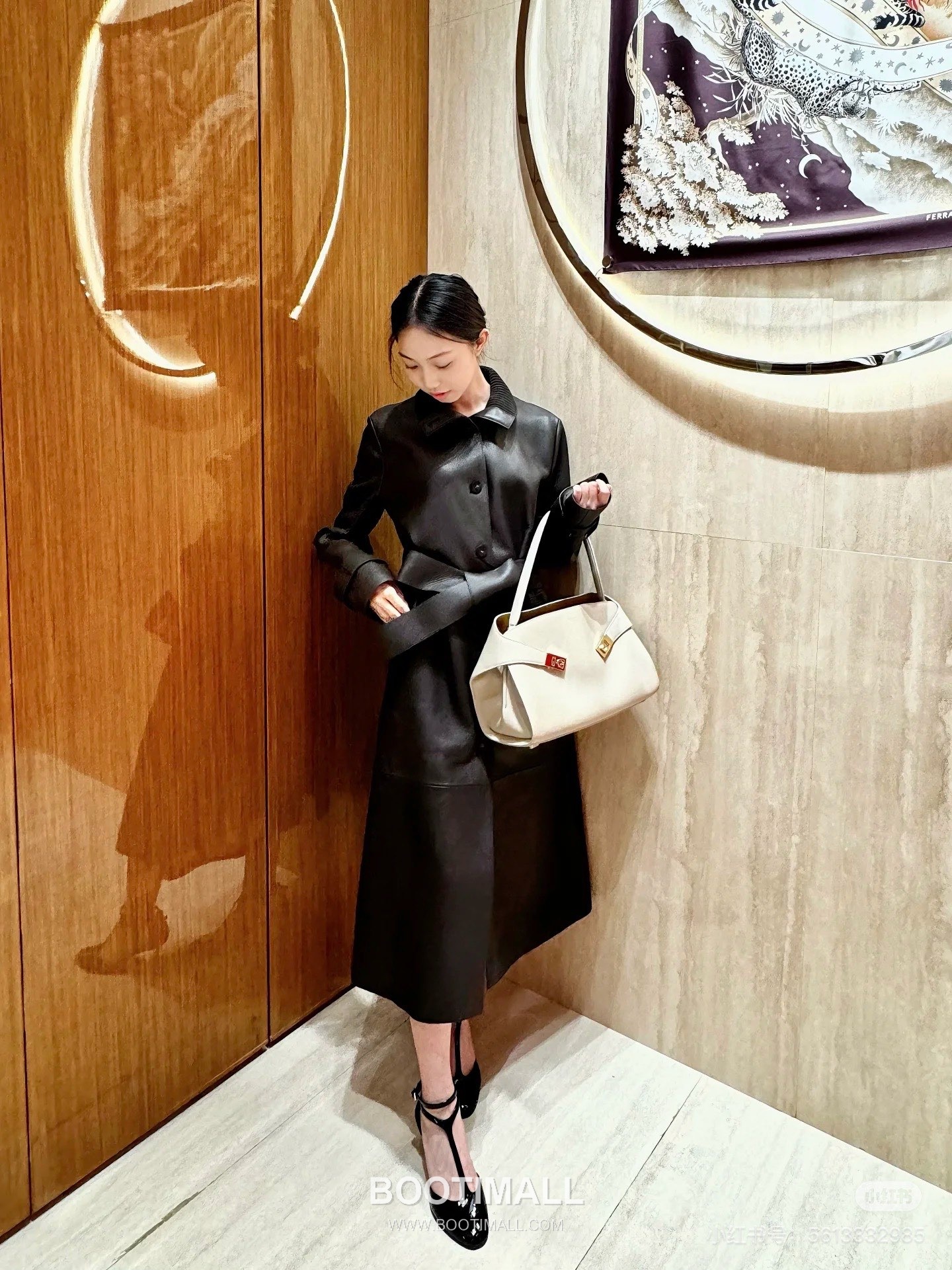 Salvatore Ferragamo Hug Sott Calfskin Top Handle Shoulder Bag with Gancini Lock 살바토레페라가모 허그 소트 카프스킨 탑핸들 숄더백 21-9816 34cm 7