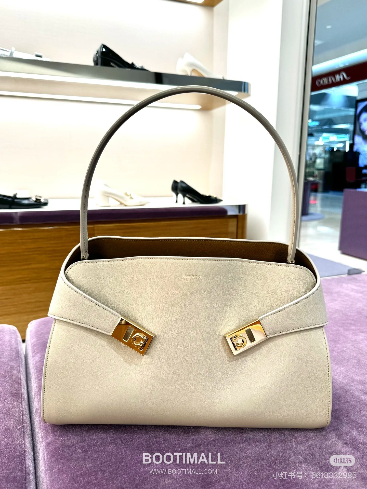 Salvatore Ferragamo Hug Sott Calfskin Top Handle Shoulder Bag with Gancini Lock 살바토레페라가모 허그 소트 카프스킨 탑핸들 숄더백 21-9816 34cm 8