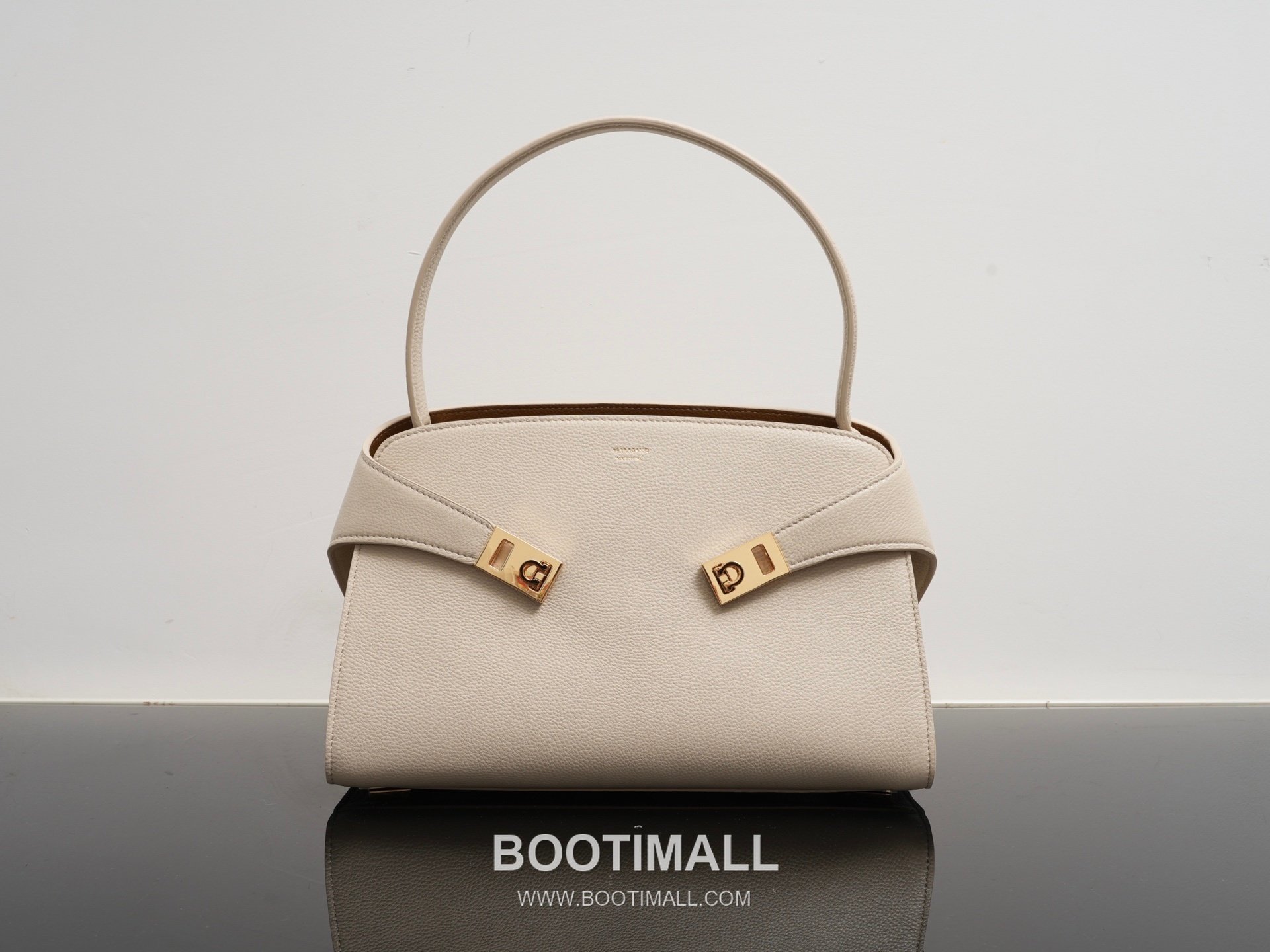 Salvatore Ferragamo Hug Sott Calfskin Top Handle Shoulder Bag with Gancini Lock 살바토레페라가모 허그 소트 카프스킨 탑핸들 숄더백 21-9816 34cm 10