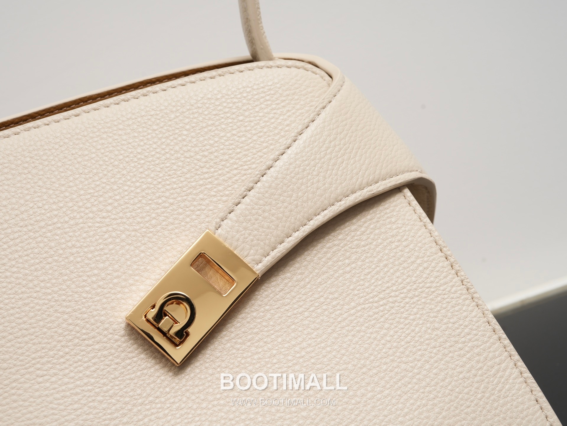 Salvatore Ferragamo Hug Sott Calfskin Top Handle Shoulder Bag with Gancini Lock 살바토레페라가모 허그 소트 카프스킨 탑핸들 숄더백 21-9816 34cm 11