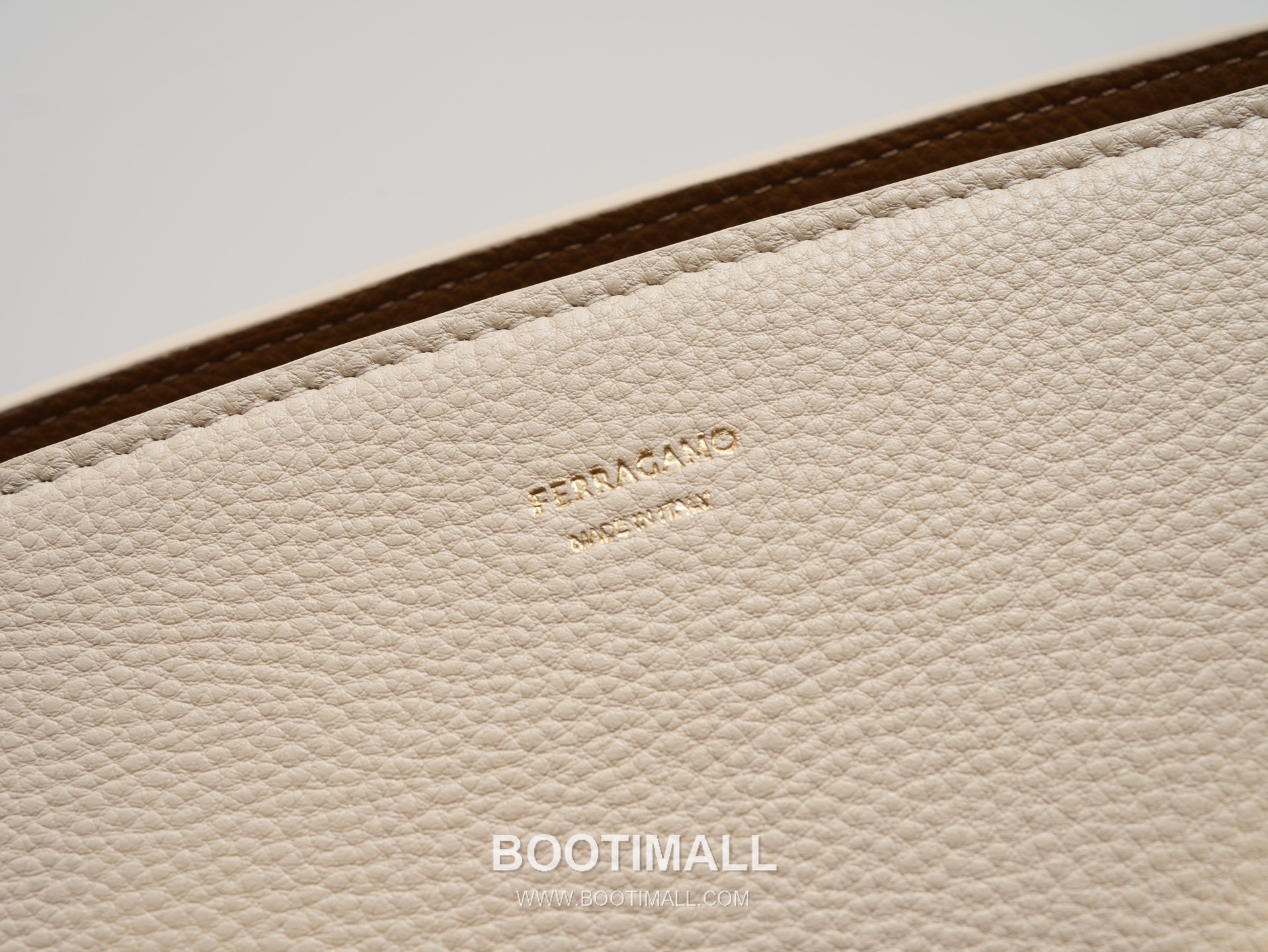 Salvatore Ferragamo Hug Sott Calfskin Top Handle Shoulder Bag with Gancini Lock 살바토레페라가모 허그 소트 카프스킨 탑핸들 숄더백 21-9816 34cm 12