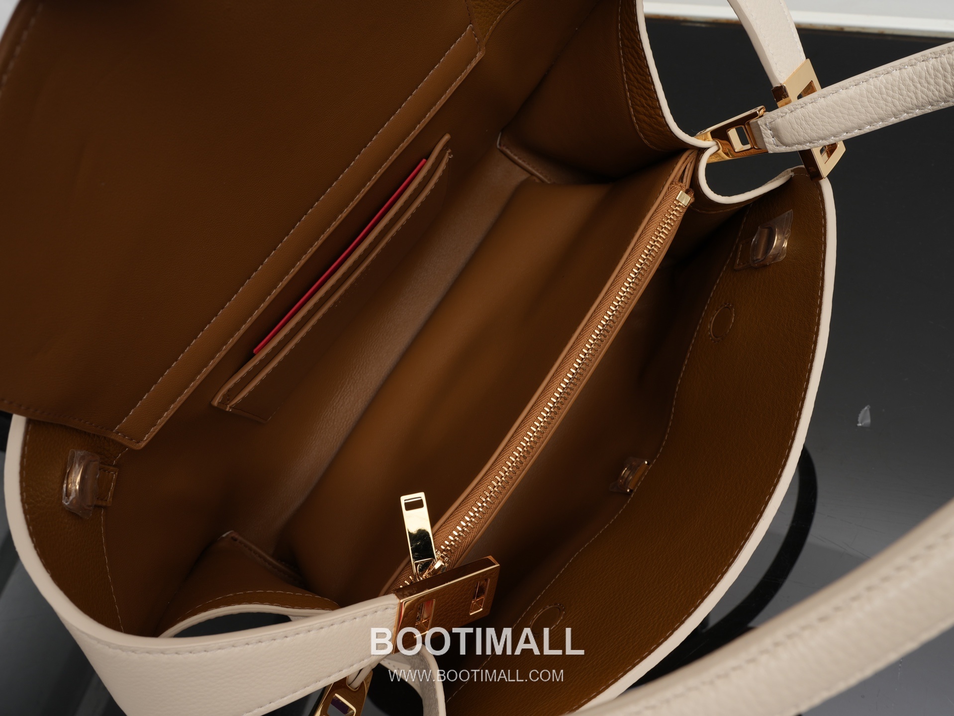 Salvatore Ferragamo Hug Sott Calfskin Top Handle Shoulder Bag with Gancini Lock 살바토레페라가모 허그 소트 카프스킨 탑핸들 숄더백 21-9816 34cm 13