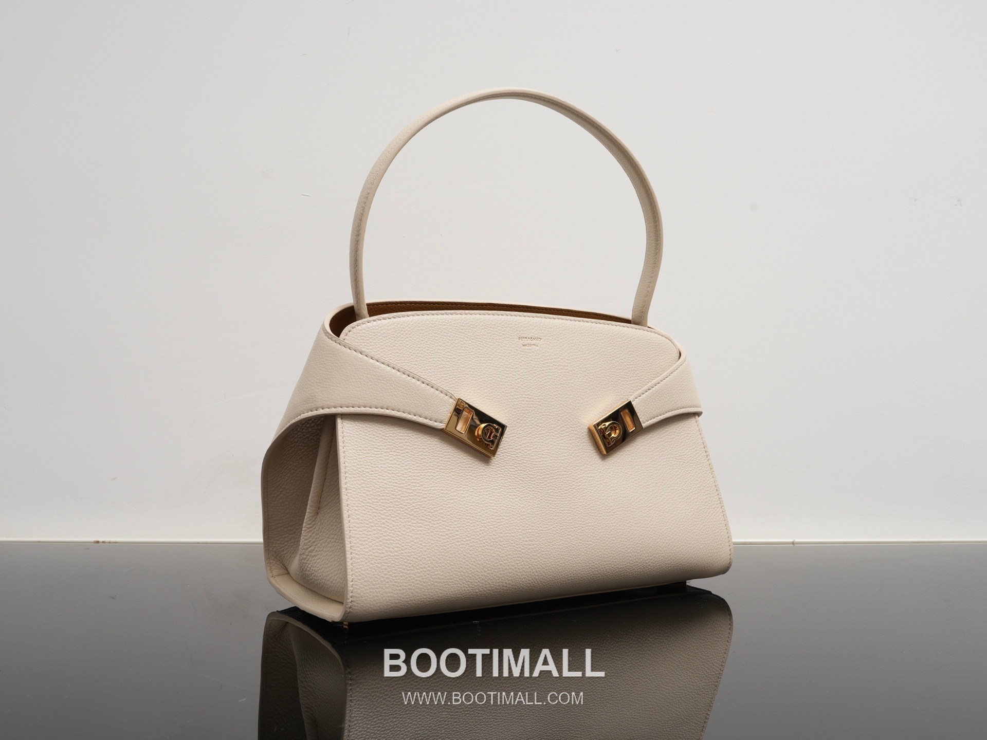 Salvatore Ferragamo Hug Sott Calfskin Top Handle Shoulder Bag with Gancini Lock 살바토레페라가모 허그 소트 카프스킨 탑핸들 숄더백 21-9816 34cm 14