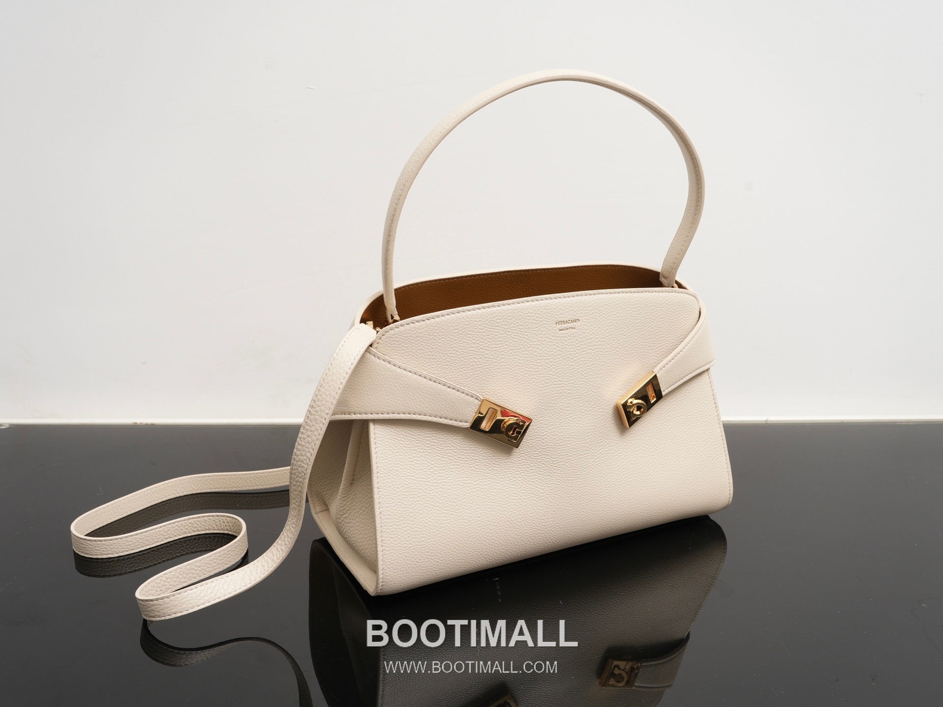 Salvatore Ferragamo Hug Sott Calfskin Top Handle Shoulder Bag with Gancini Lock 살바토레페라가모 허그 소트 카프스킨 탑핸들 숄더백 21-9816 34cm 18