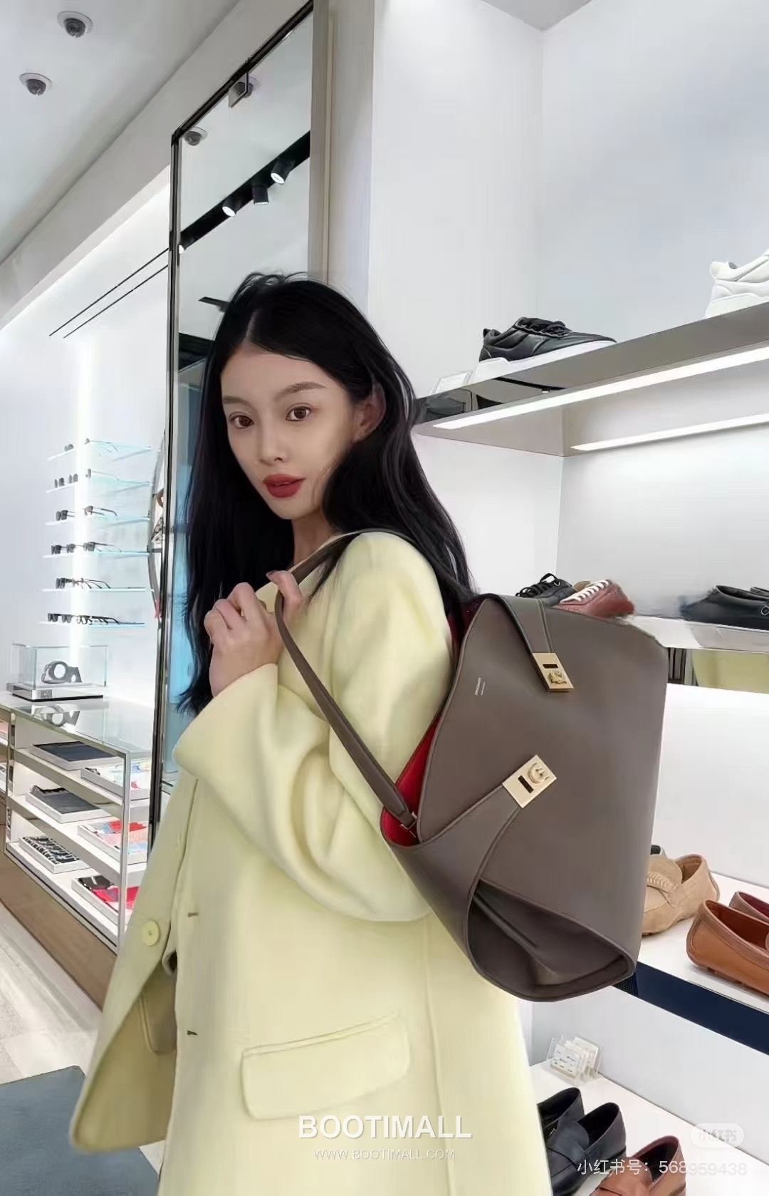 Salvatore Ferragamo Hug Sott Calfskin Top Handle Shoulder Bag with Gancini Lock 살바토레페라가모 허그 소트 카프스킨 탑핸들 숄더백 21-9816 34cm 6