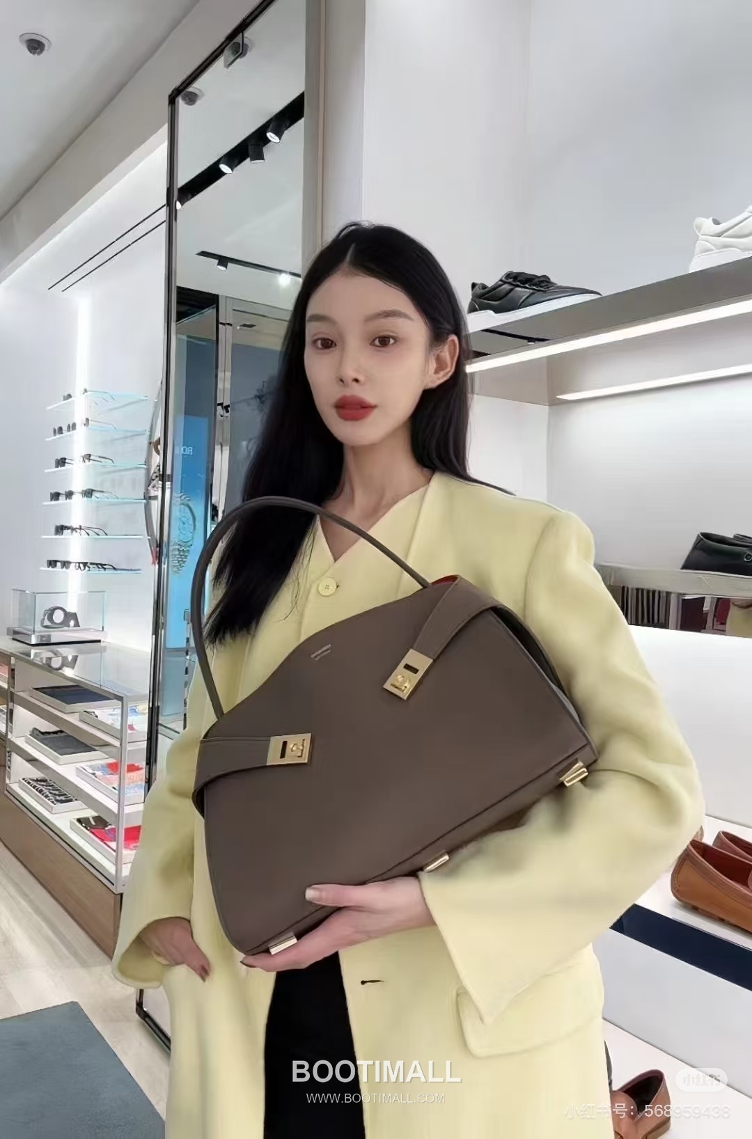 Salvatore Ferragamo Hug Sott Calfskin Top Handle Shoulder Bag with Gancini Lock 살바토레페라가모 허그 소트 카프스킨 탑핸들 숄더백 21-9816 34cm 7