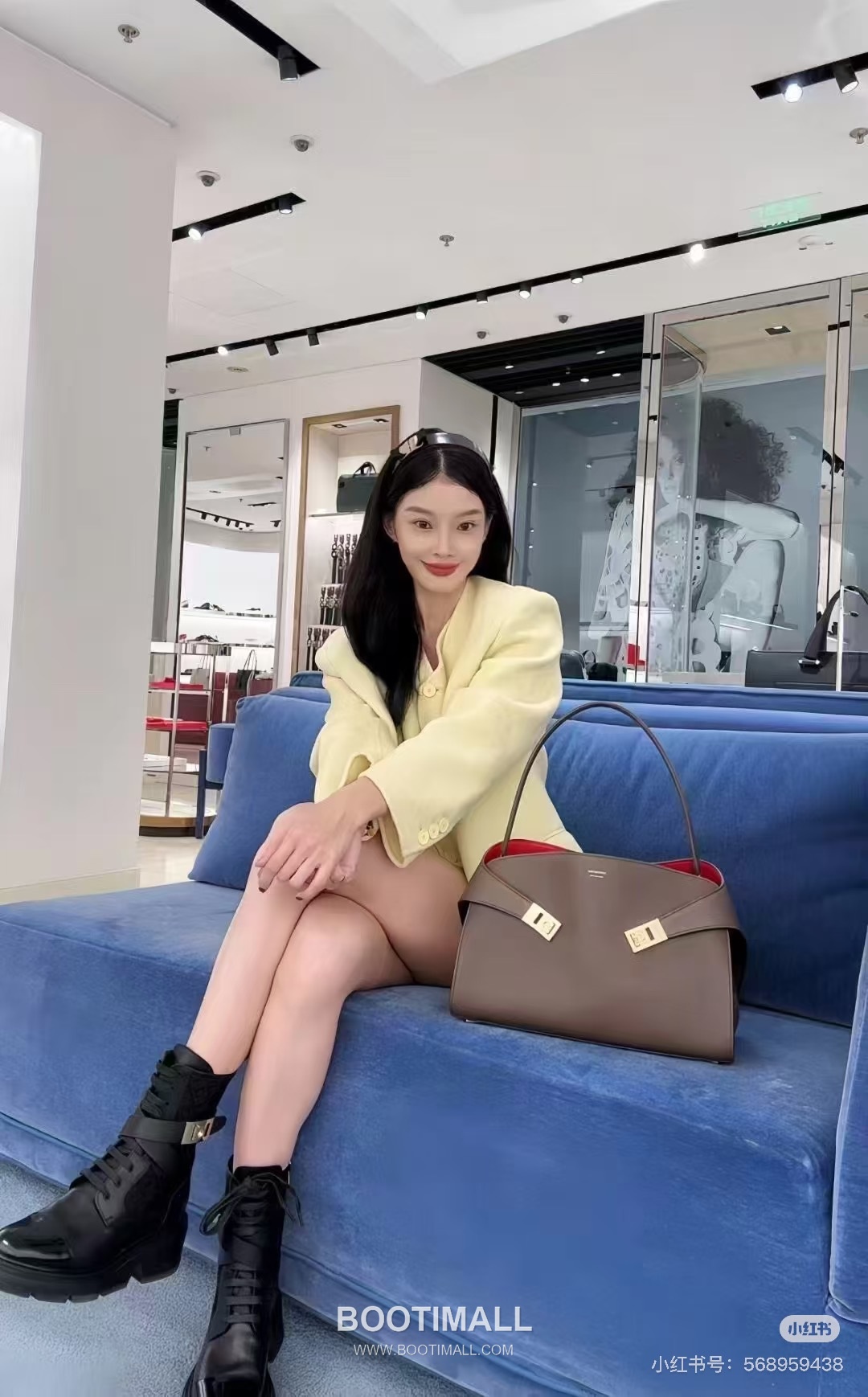 Salvatore Ferragamo Hug Sott Calfskin Top Handle Shoulder Bag with Gancini Lock 살바토레페라가모 허그 소트 카프스킨 탑핸들 숄더백 21-9816 34cm 8