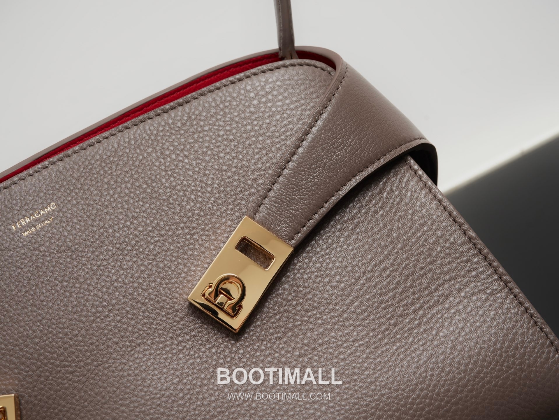 Salvatore Ferragamo Hug Sott Calfskin Top Handle Shoulder Bag with Gancini Lock 살바토레페라가모 허그 소트 카프스킨 탑핸들 숄더백 21-9816 34cm 15