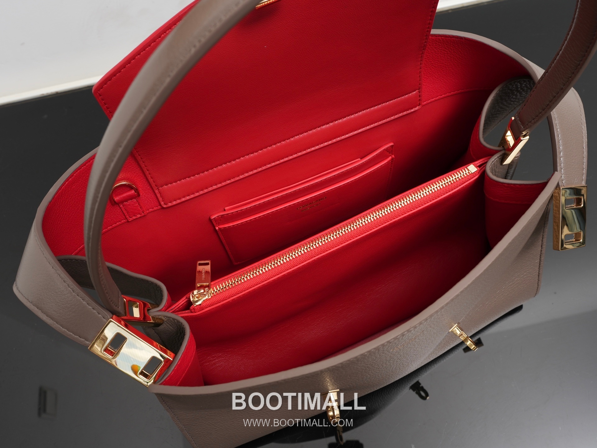 Salvatore Ferragamo Hug Sott Calfskin Top Handle Shoulder Bag with Gancini Lock 살바토레페라가모 허그 소트 카프스킨 탑핸들 숄더백 21-9816 34cm 17