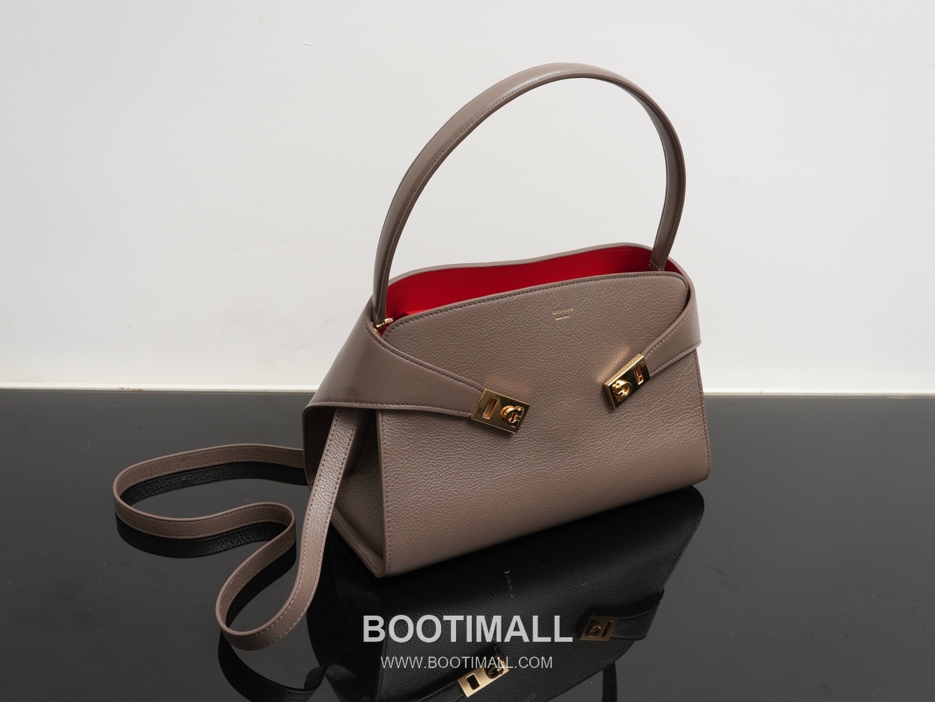 Salvatore Ferragamo Hug Sott Calfskin Top Handle Shoulder Bag with Gancini Lock 살바토레페라가모 허그 소트 카프스킨 탑핸들 숄더백 21-9816 34cm 22