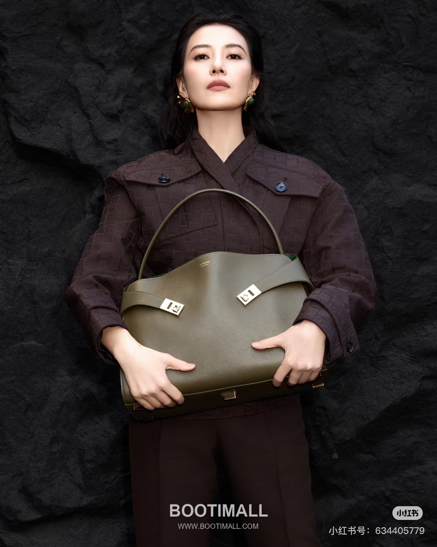 Salvatore Ferragamo Hug Sott Calfskin Top Handle Shoulder Bag with Gancini Lock 살바토레페라가모 허그 소트 카프스킨 탑핸들 숄더백 21-9816 34cm 1