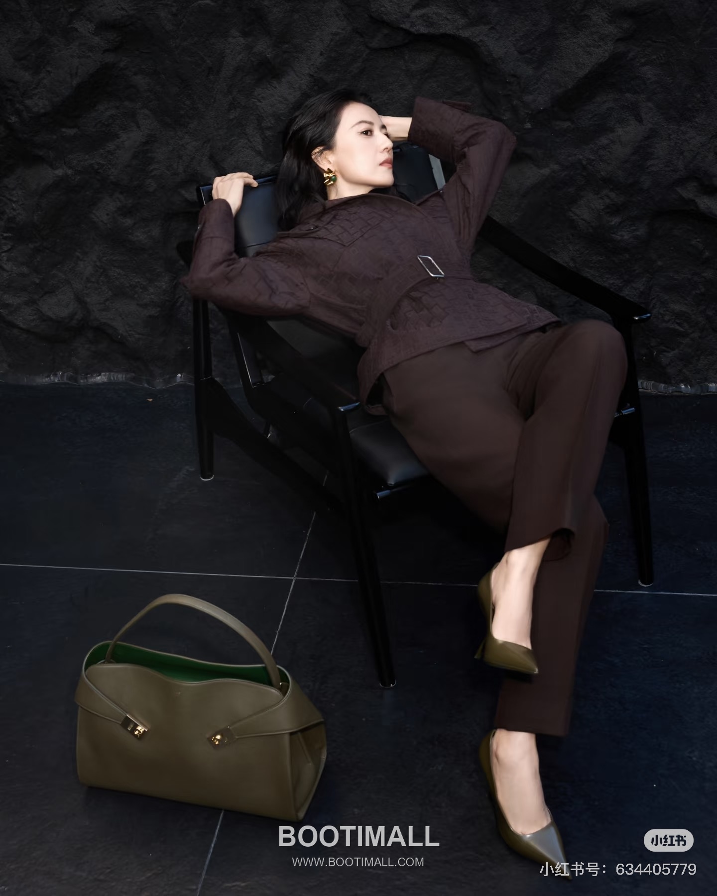 Salvatore Ferragamo Hug Sott Calfskin Top Handle Shoulder Bag with Gancini Lock 살바토레페라가모 허그 소트 카프스킨 탑핸들 숄더백 21-9816 34cm 2