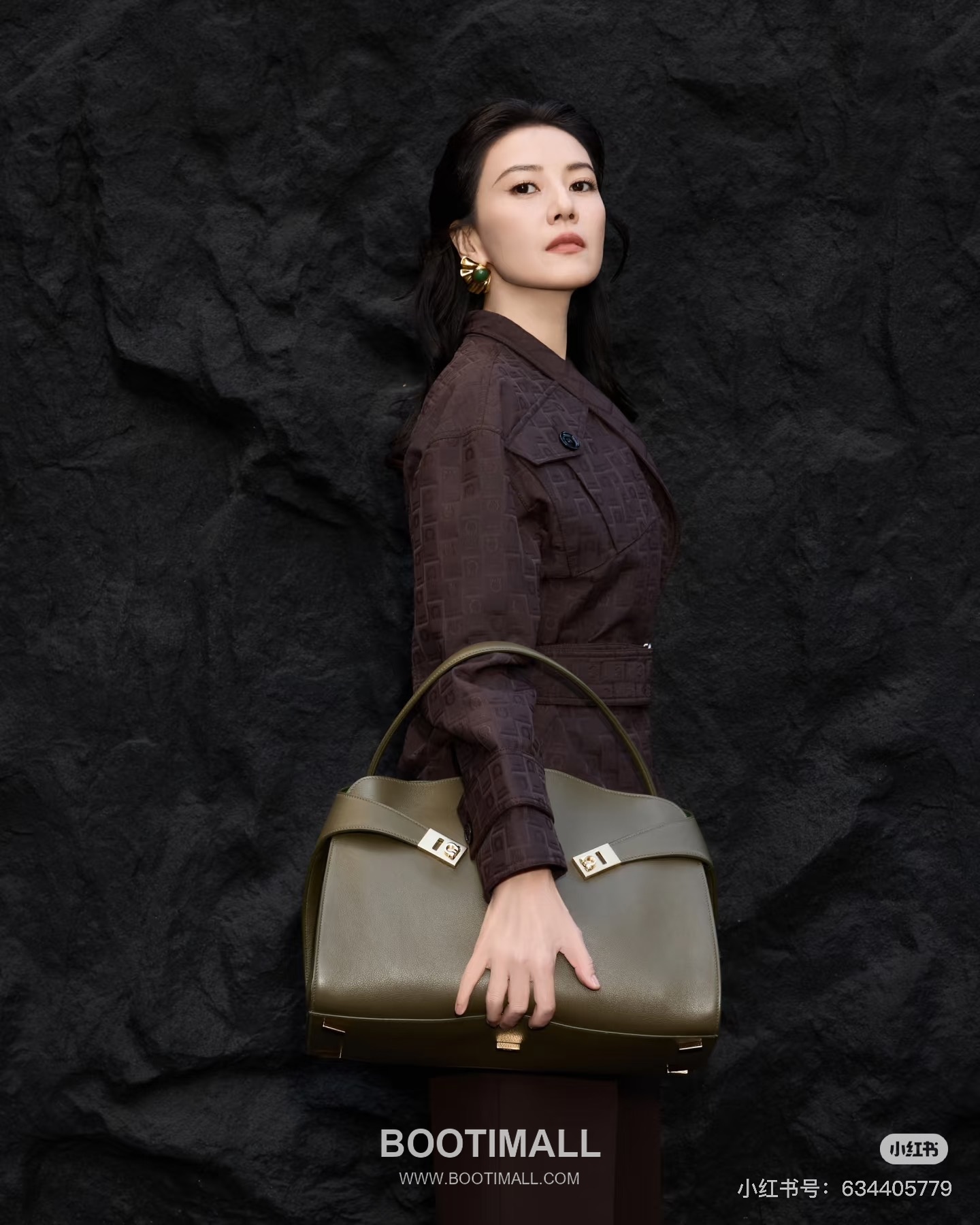 Salvatore Ferragamo Hug Sott Calfskin Top Handle Shoulder Bag with Gancini Lock 살바토레페라가모 허그 소트 카프스킨 탑핸들 숄더백 21-9816 34cm 3