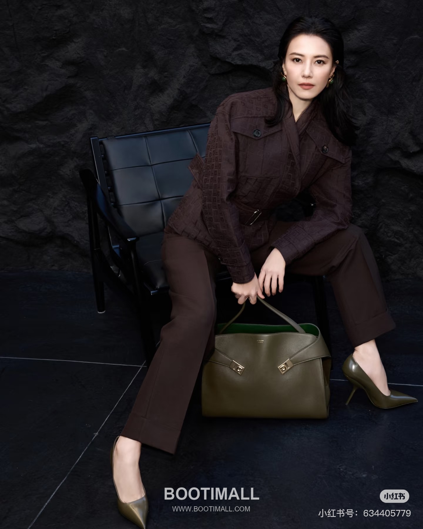 Salvatore Ferragamo Hug Sott Calfskin Top Handle Shoulder Bag with Gancini Lock 살바토레페라가모 허그 소트 카프스킨 탑핸들 숄더백 21-9816 34cm 4