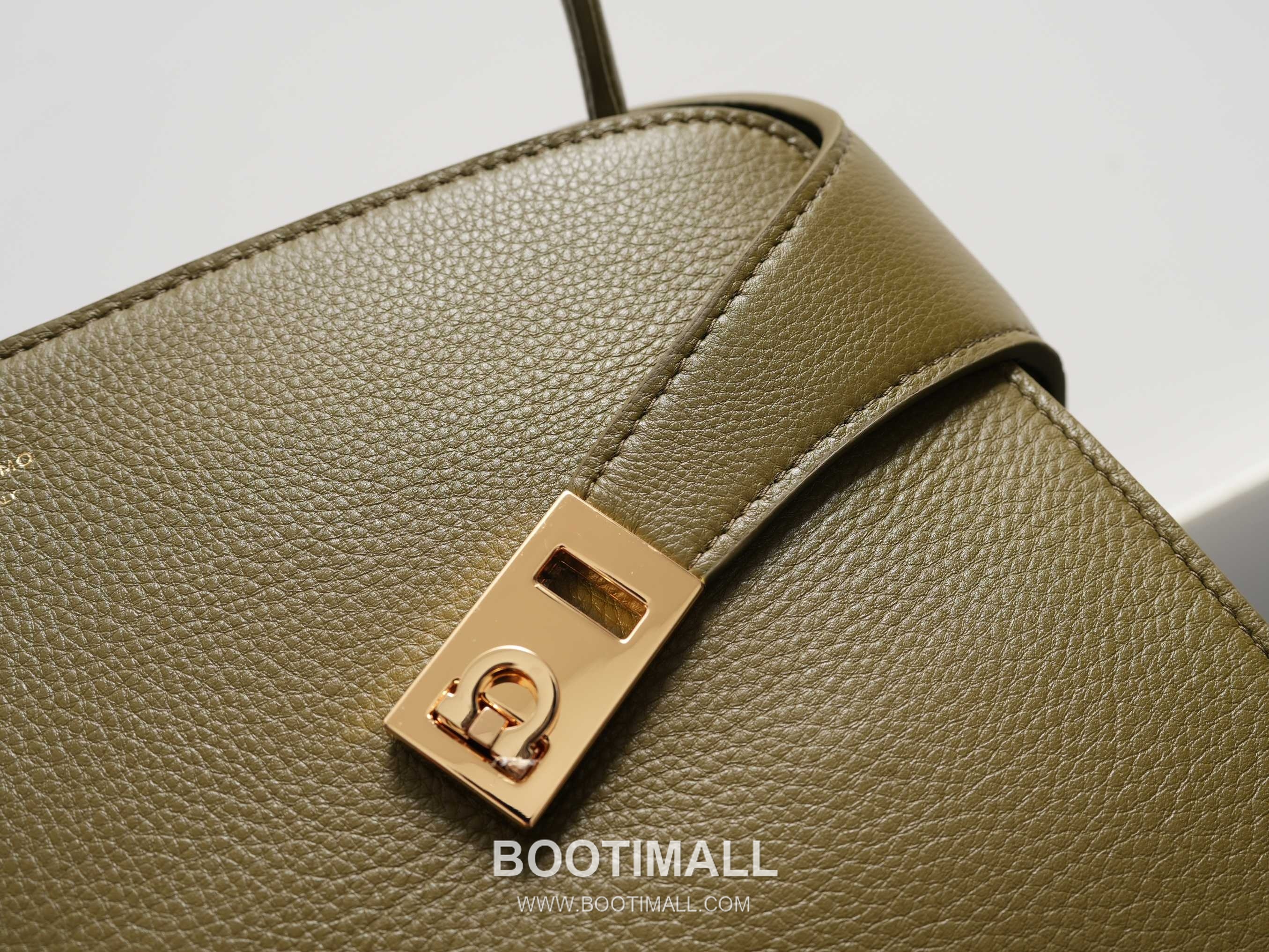 Salvatore Ferragamo Hug Sott Calfskin Top Handle Shoulder Bag with Gancini Lock 살바토레페라가모 허그 소트 카프스킨 탑핸들 숄더백 21-9816 34cm 11