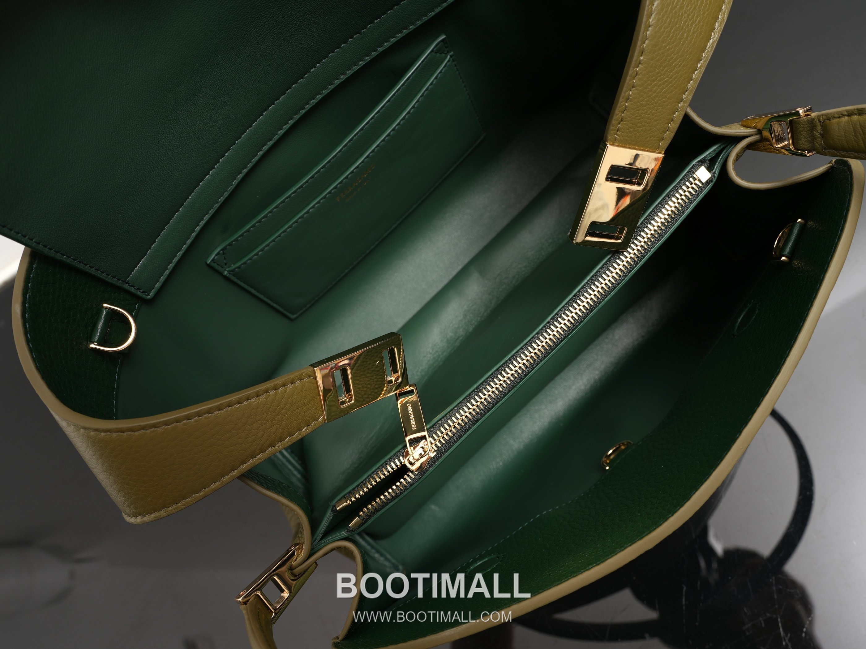 Salvatore Ferragamo Hug Sott Calfskin Top Handle Shoulder Bag with Gancini Lock 살바토레페라가모 허그 소트 카프스킨 탑핸들 숄더백 21-9816 34cm 12