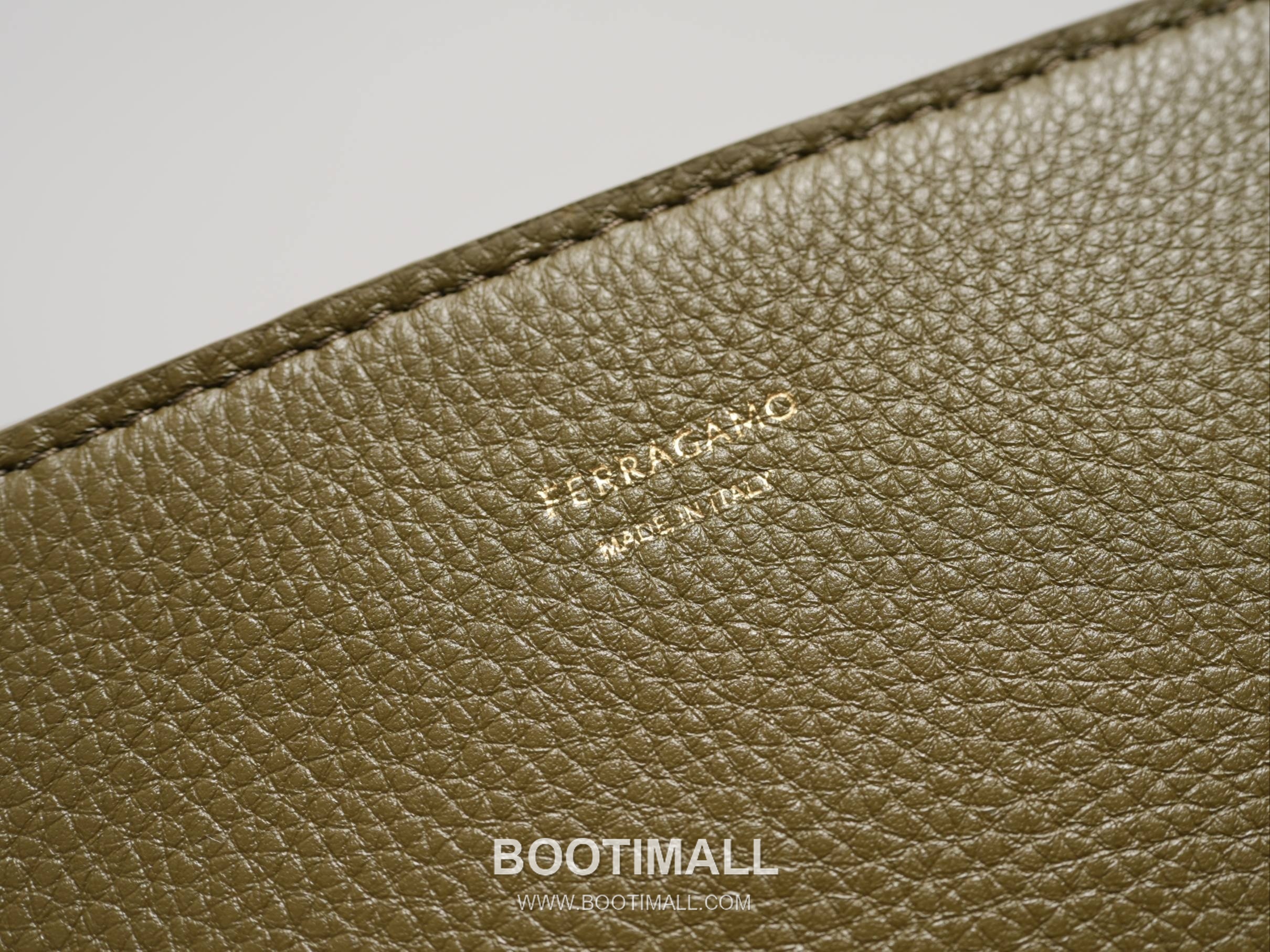 Salvatore Ferragamo Hug Sott Calfskin Top Handle Shoulder Bag with Gancini Lock 살바토레페라가모 허그 소트 카프스킨 탑핸들 숄더백 21-9816 34cm 13