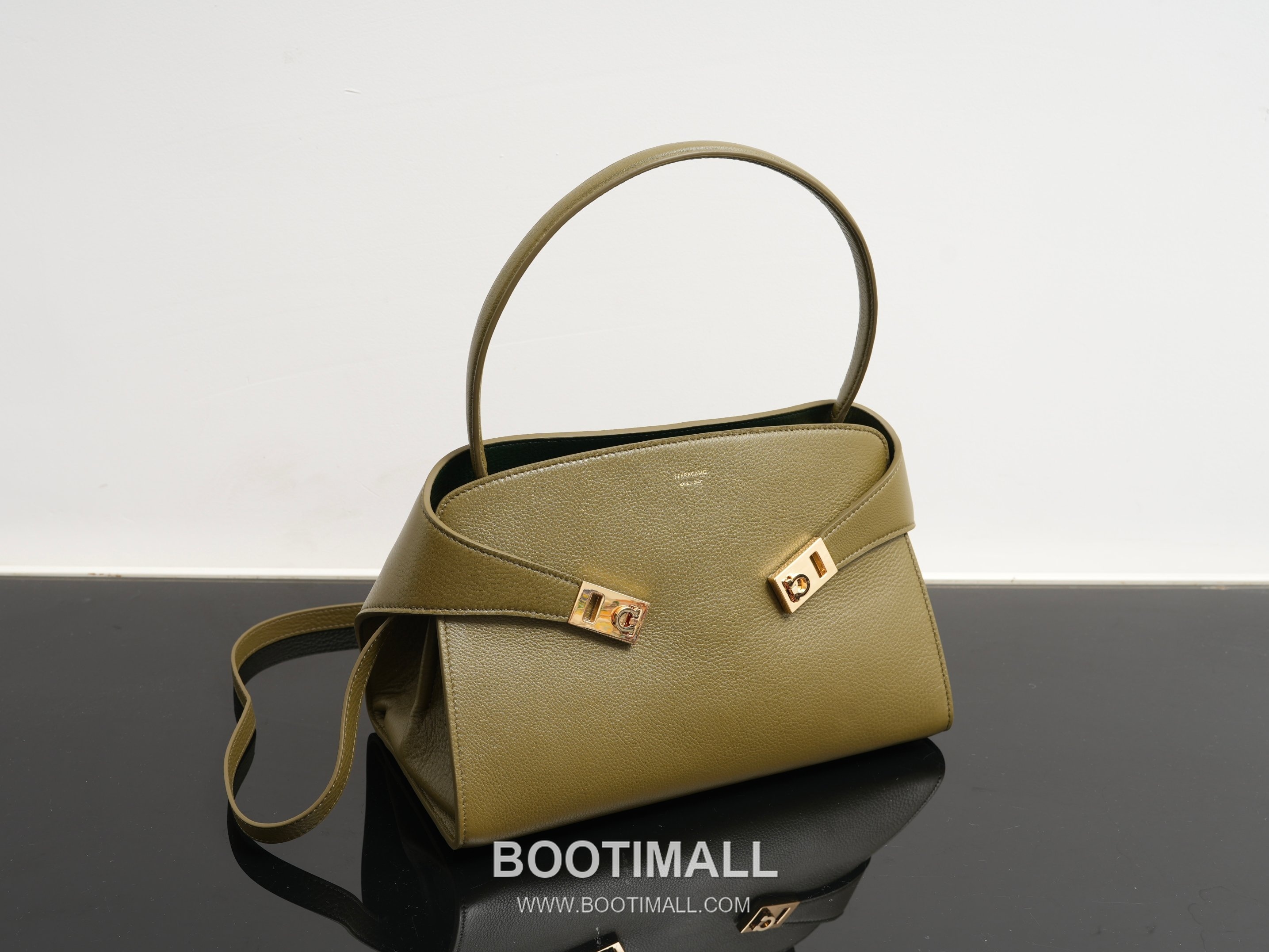 Salvatore Ferragamo Hug Sott Calfskin Top Handle Shoulder Bag with Gancini Lock 살바토레페라가모 허그 소트 카프스킨 탑핸들 숄더백 21-9816 34cm 17