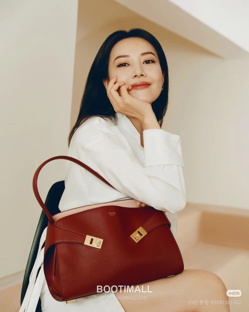 Salvatore Ferragamo Hug Sott Calfskin Top Handle Shoulder Bag with Gancini Lock 살바토레페라가모 허그 소트 카프스킨 탑핸들 숄더백 21-9816 34cm 1