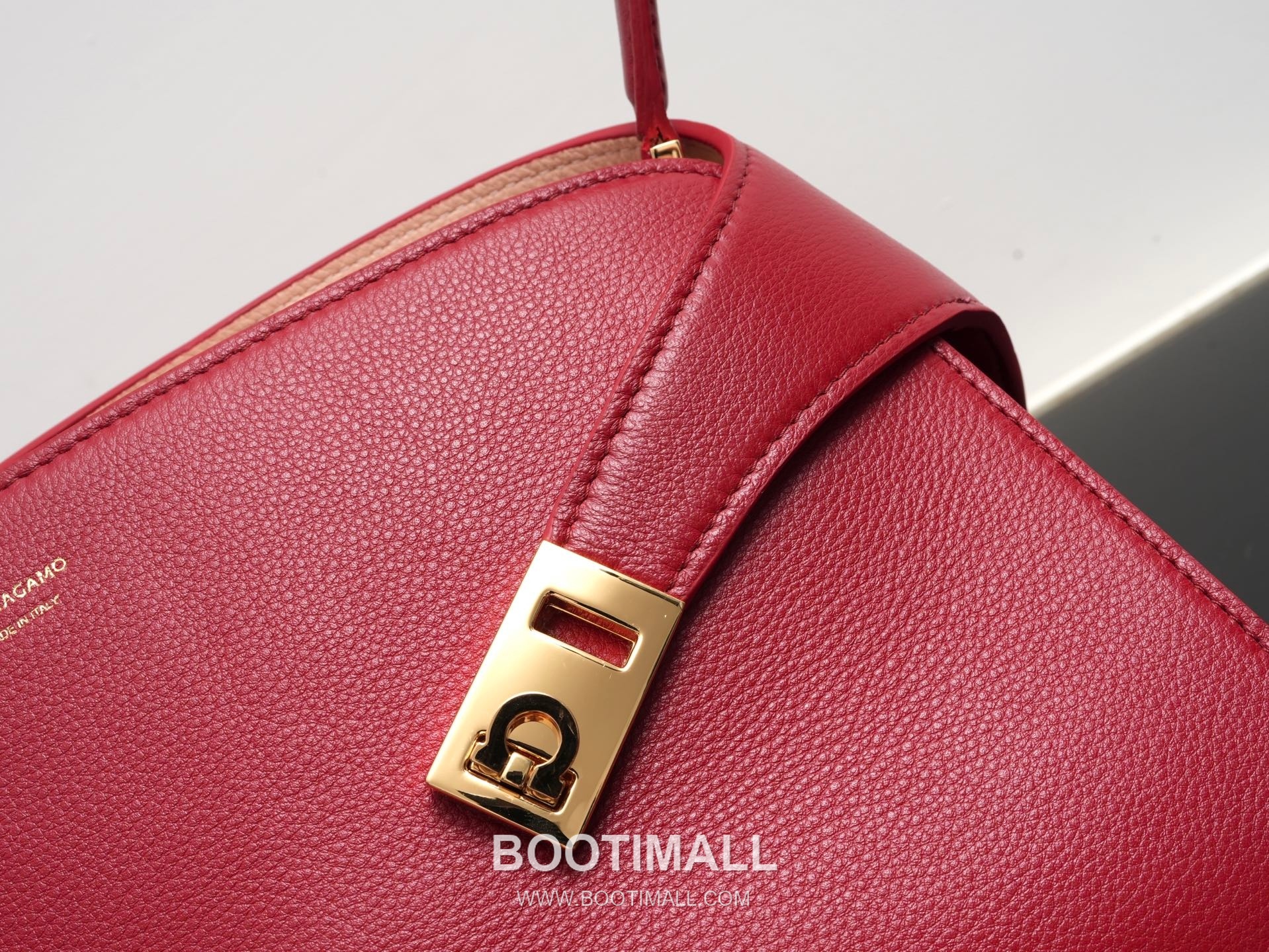 Salvatore Ferragamo Hug Sott Calfskin Top Handle Shoulder Bag with Gancini Lock 살바토레페라가모 허그 소트 카프스킨 탑핸들 숄더백 21-9816 34cm 3