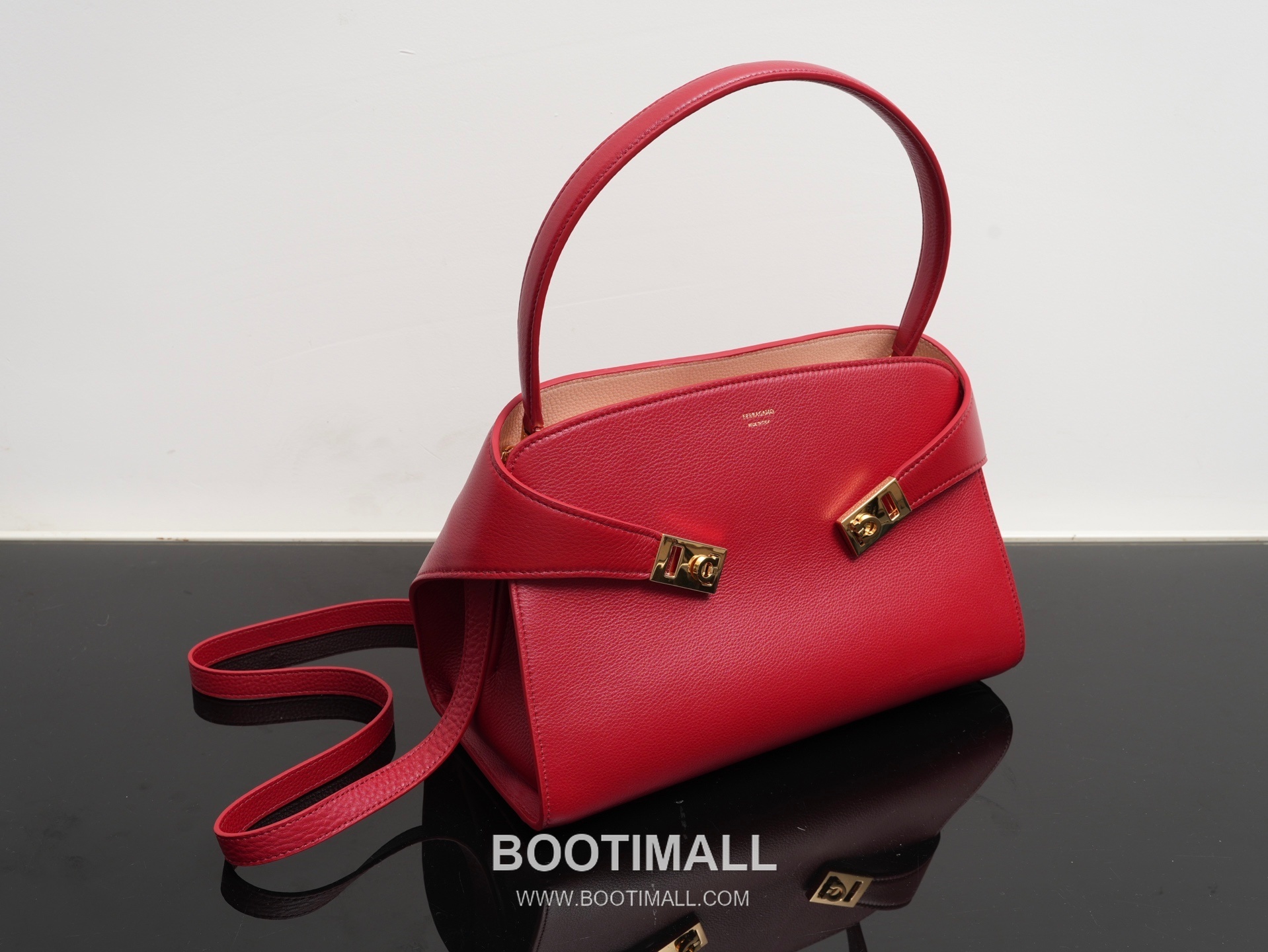 Salvatore Ferragamo Hug Sott Calfskin Top Handle Shoulder Bag with Gancini Lock 살바토레페라가모 허그 소트 카프스킨 탑핸들 숄더백 21-9816 34cm 10